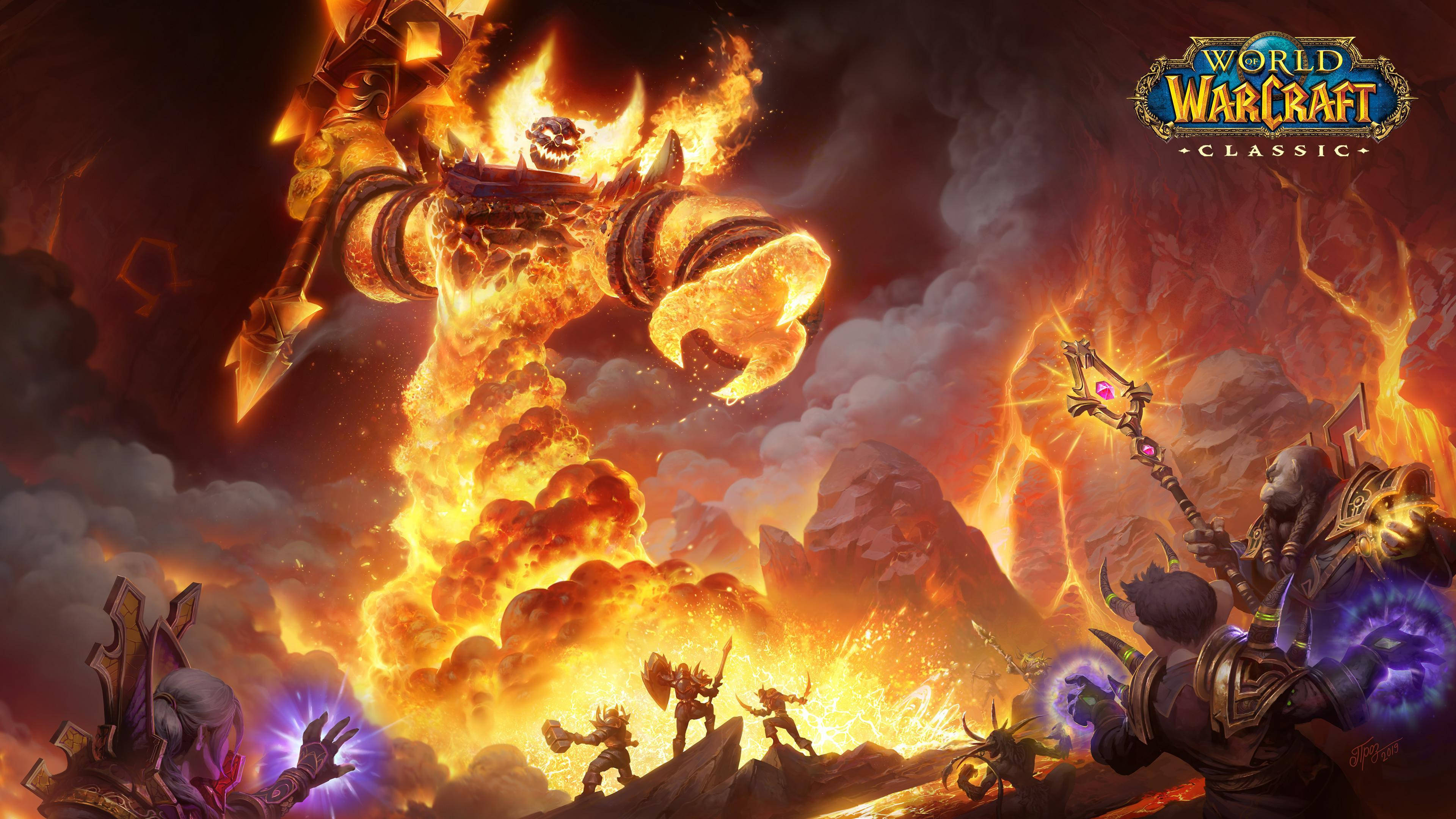 《魔獸經典》拉格納羅斯火王 壁紙 — 一個火熱的惡魔巨人從火山地形中爆發，冒險者們穿著發光盔甲在下方與烏雲和熔岩戰鬥。