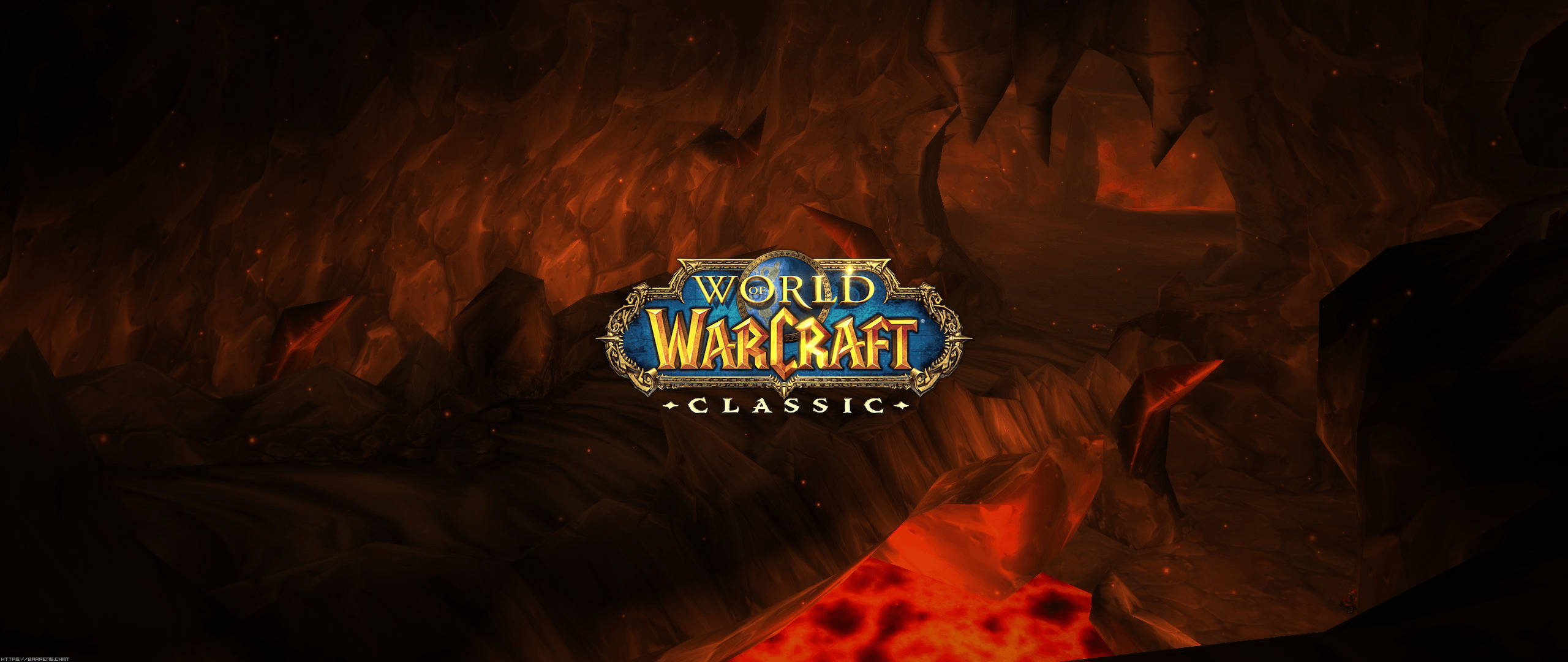 《魔獸經典》熾熱標誌 壁紙 — World of Warcraft Classic 標誌在熾熱的洞穴背景下溫暖地發光，洞穴中有熔岩和鋸齒狀的岩石形成。