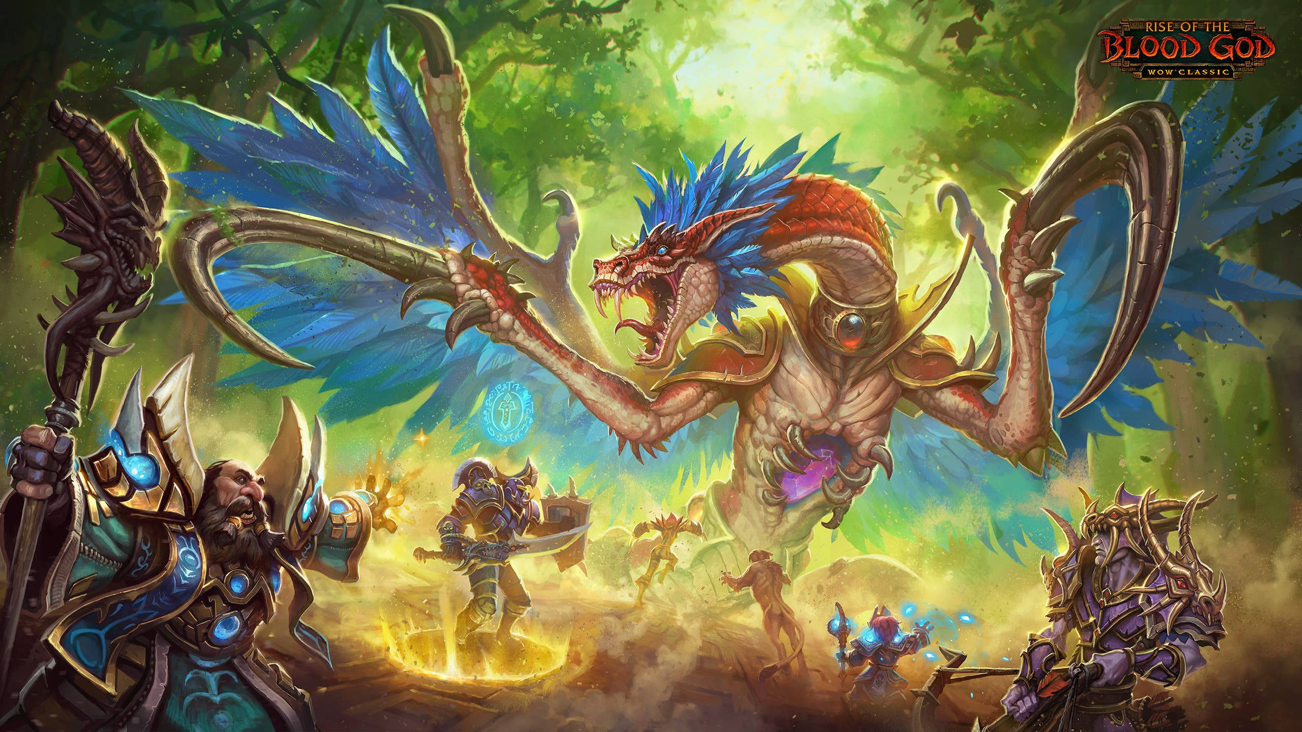 《魔獸經典》血神 壁紙 — 一隻巨大的藍翼巨龍在發光的叢林中咆哮，而身穿盔甲的戰士們在下方戰鬥，構成一個奇幻戰鬥場景。