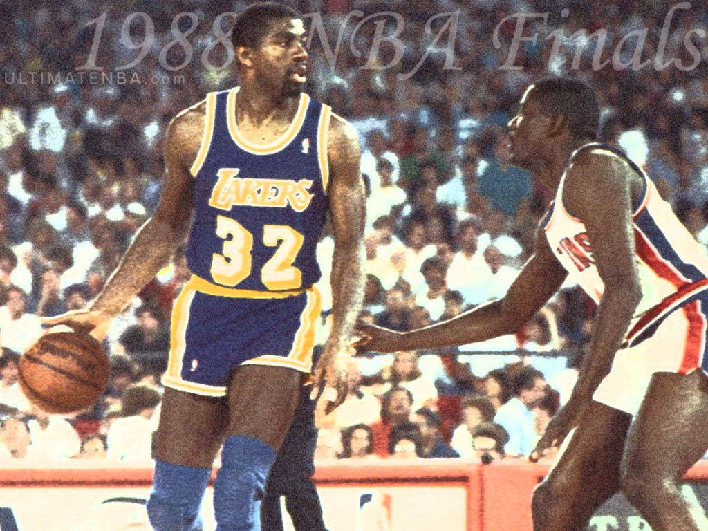 魔術師強森1988年NBA總決賽 壁紙 — 1988年NBA總決賽的復古照片捕捉到魔術手莊遜身穿湖人球衣在擠滿觀眾的場館中運球過人。