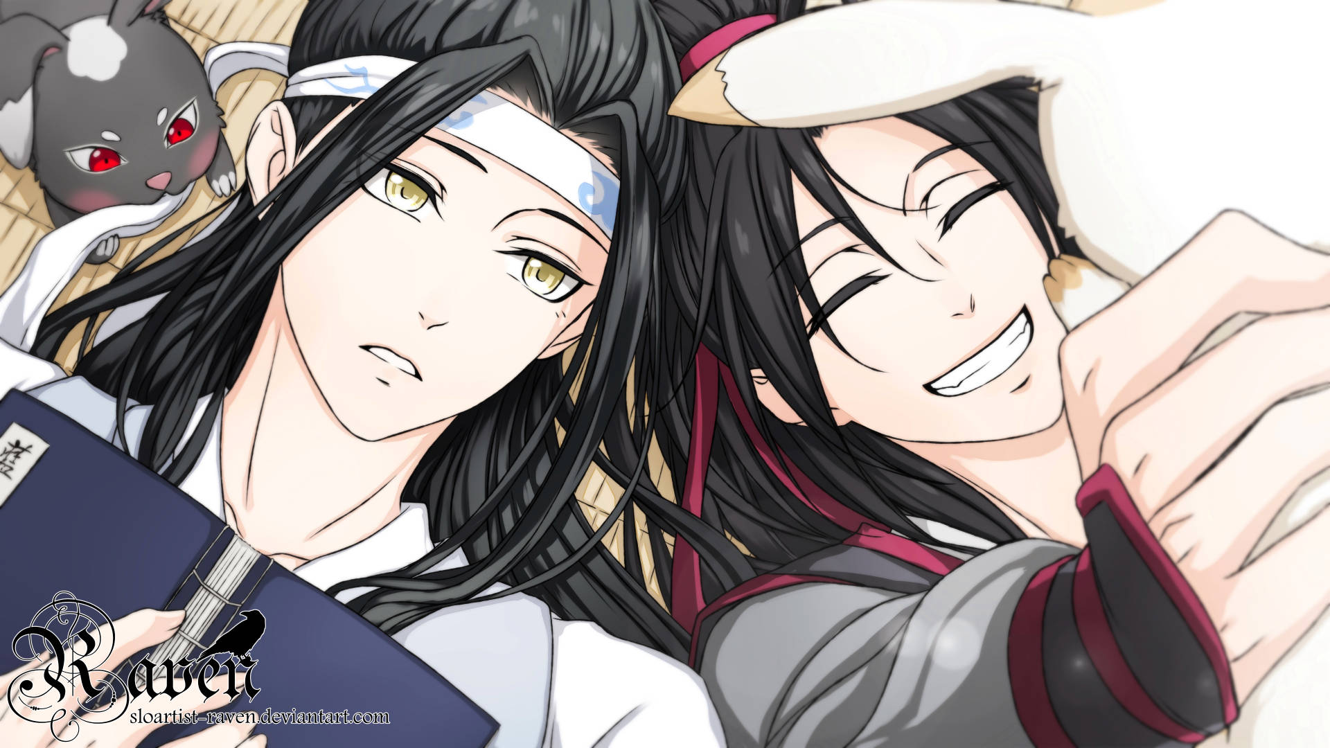 魔道祖師 可愛王權夫妻 壁紙 — 兩個黑髮紅眼動漫角色一起放鬆，一個拿著書，另一個在一隻小灰貓旁邊燦爛地微笑。