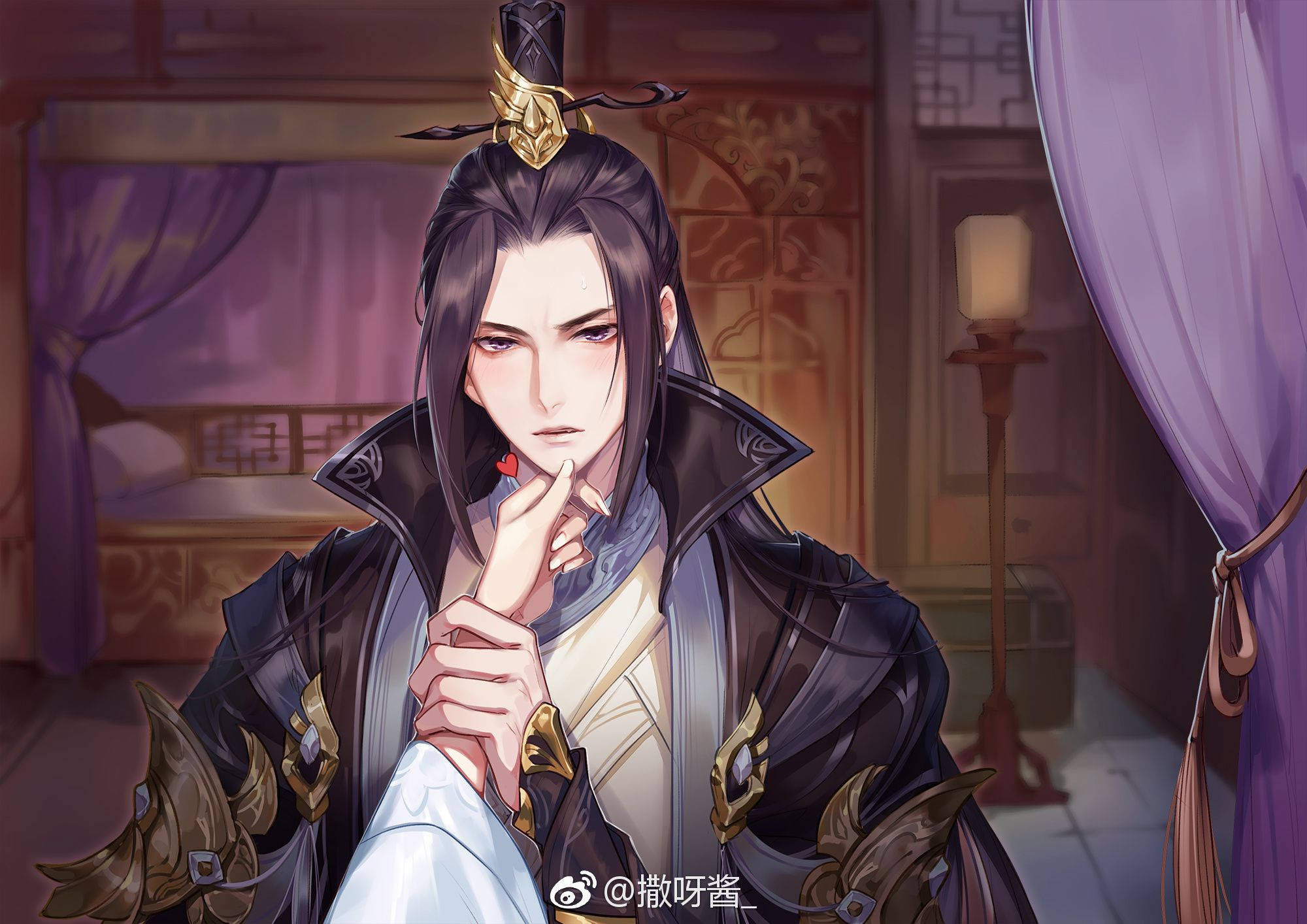 魔道祖師 江澄宗主 壁紙 — 一位英俊的動漫男子身穿華麗的黑色和金色長袍，在光線昏暗的傳統房間裡，紫色窗簾旁沉思而坐。