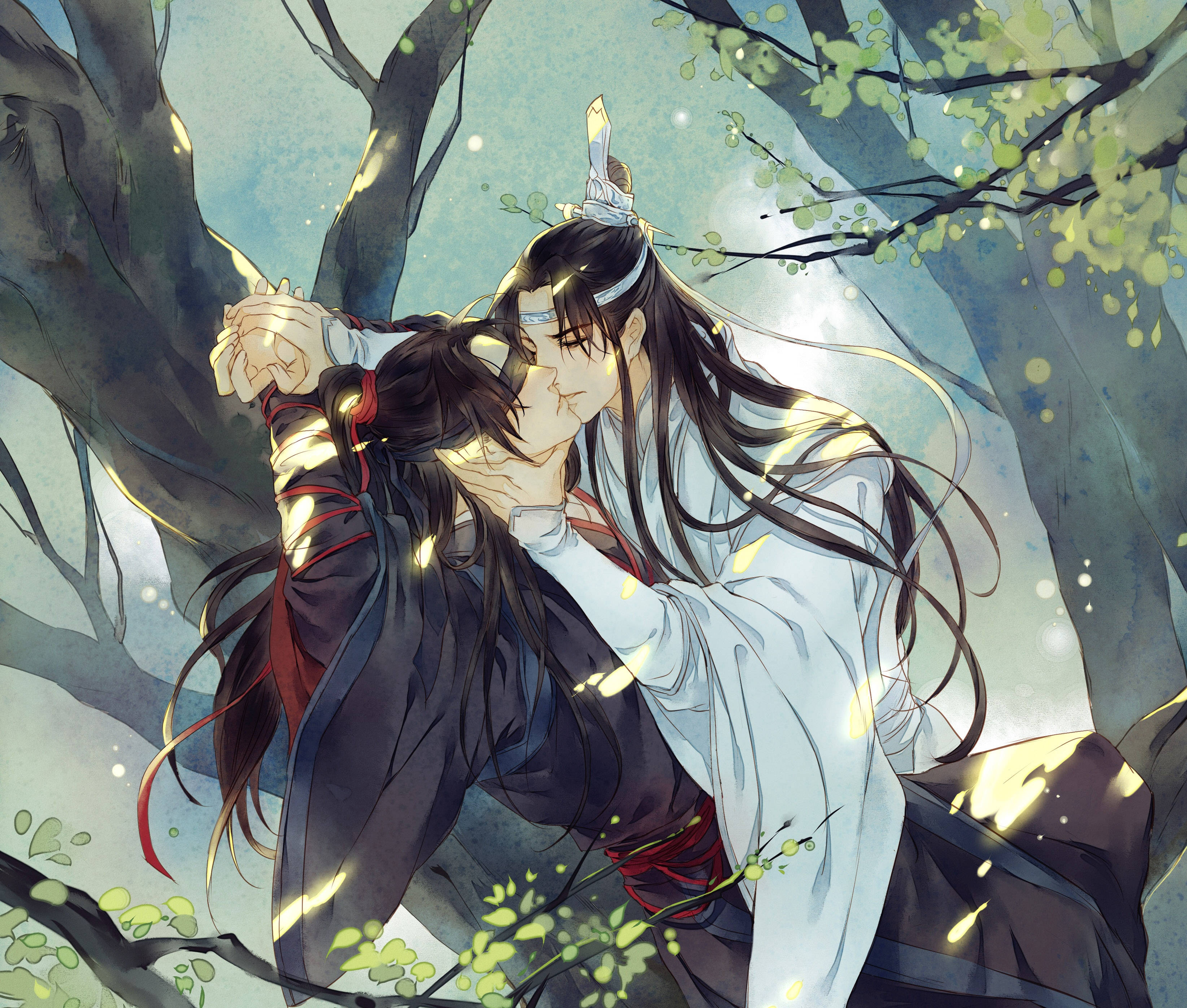 《魔道祖師》溫馨蒙眼吻 壁紙 — 兩個穿著傳統長袍的動漫角色在樹下溫柔擁抱，樹葉發光，柔和光線穿過樹枝。