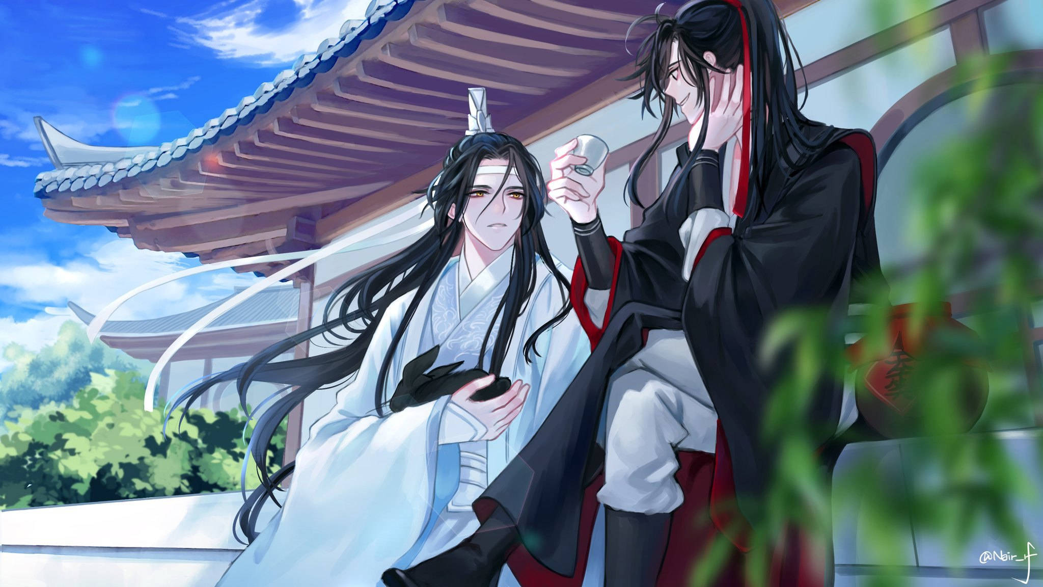 魔道祖師藍忘機與魏無羨 壁紙 — 兩位身穿傳統長袍的動畫男子在木製亭子下分享茶，周圍有綠植和藍天。