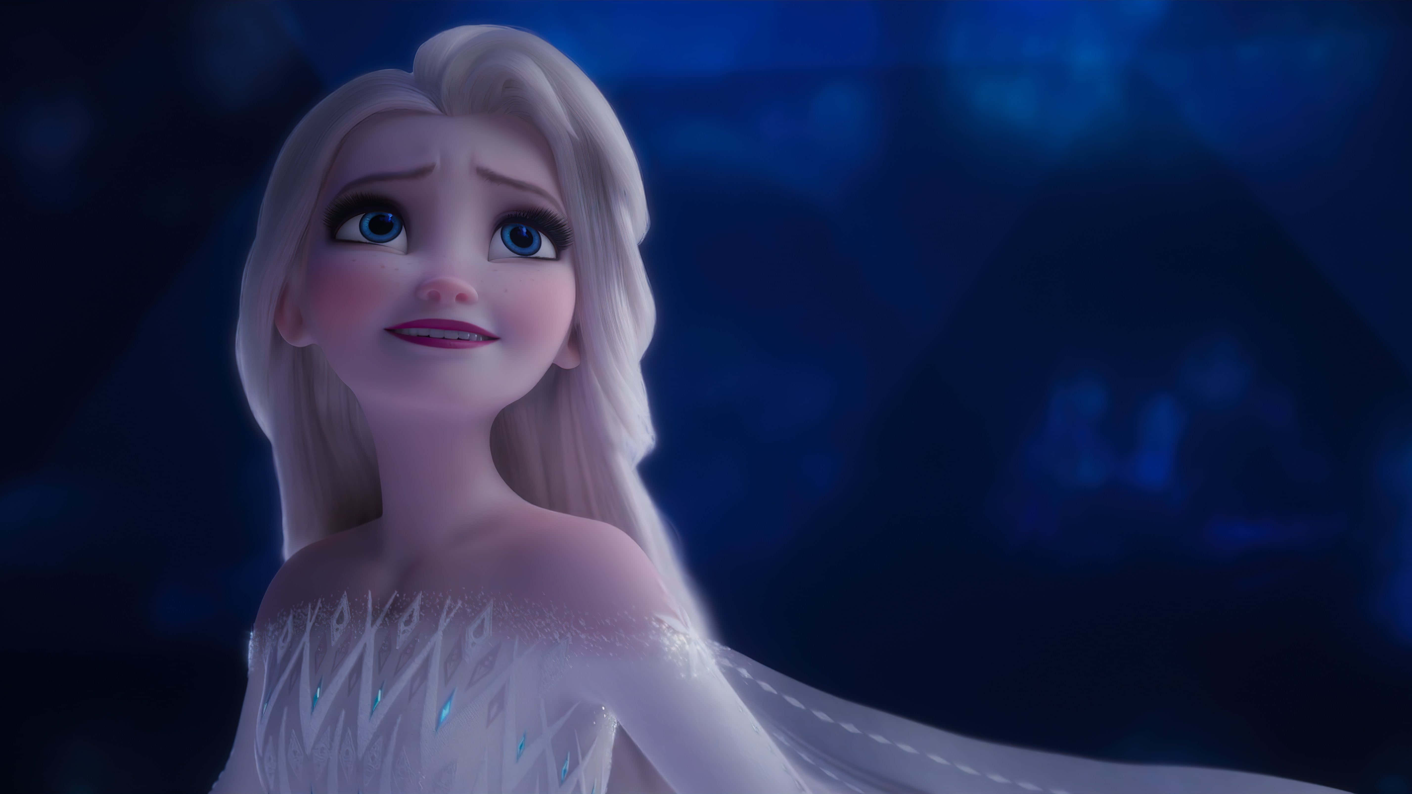 魔雪奇緣2 桌布 壁紙 — 《魔雪奇緣》的愛莎在黑暗魔法背景下，穿著發光的藍色冰裙輕輕微笑。