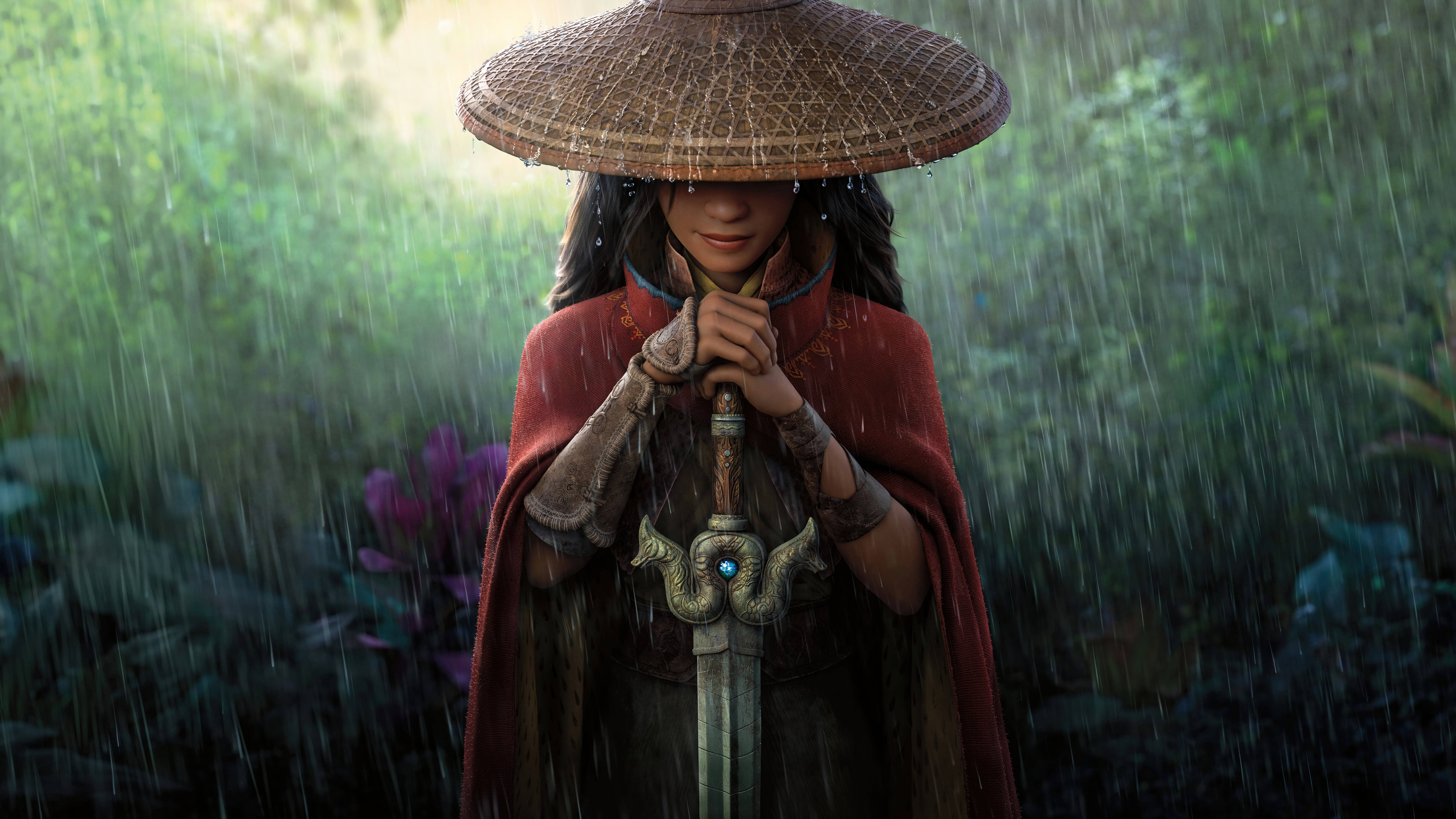 《魔髮奇緣：最後的龍》劍雨場景 壁紙 — 一位身穿紅色斗篷和編織帽的戰士在雨淋的叢林中平靜地站著，手持鑲有寶石的劍。