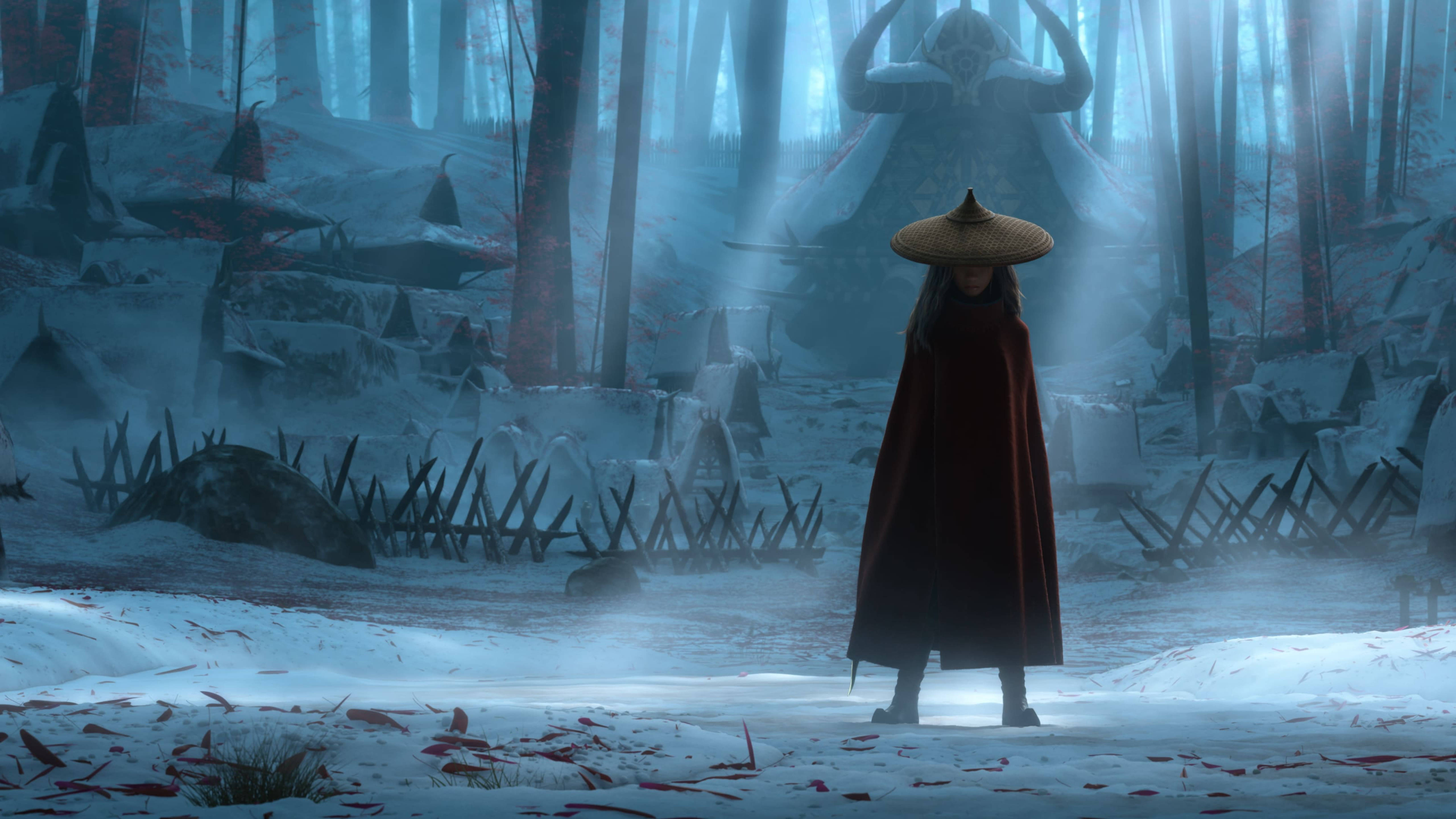 《魔髮奇緣：最後的龍》斯平雪林場景 壁紙 — 一個孤獨的身影，身穿紅色斗篷和草帽，站在霧氣瀰漫的雪林中，面對著一個高聳的幽靈巨人。