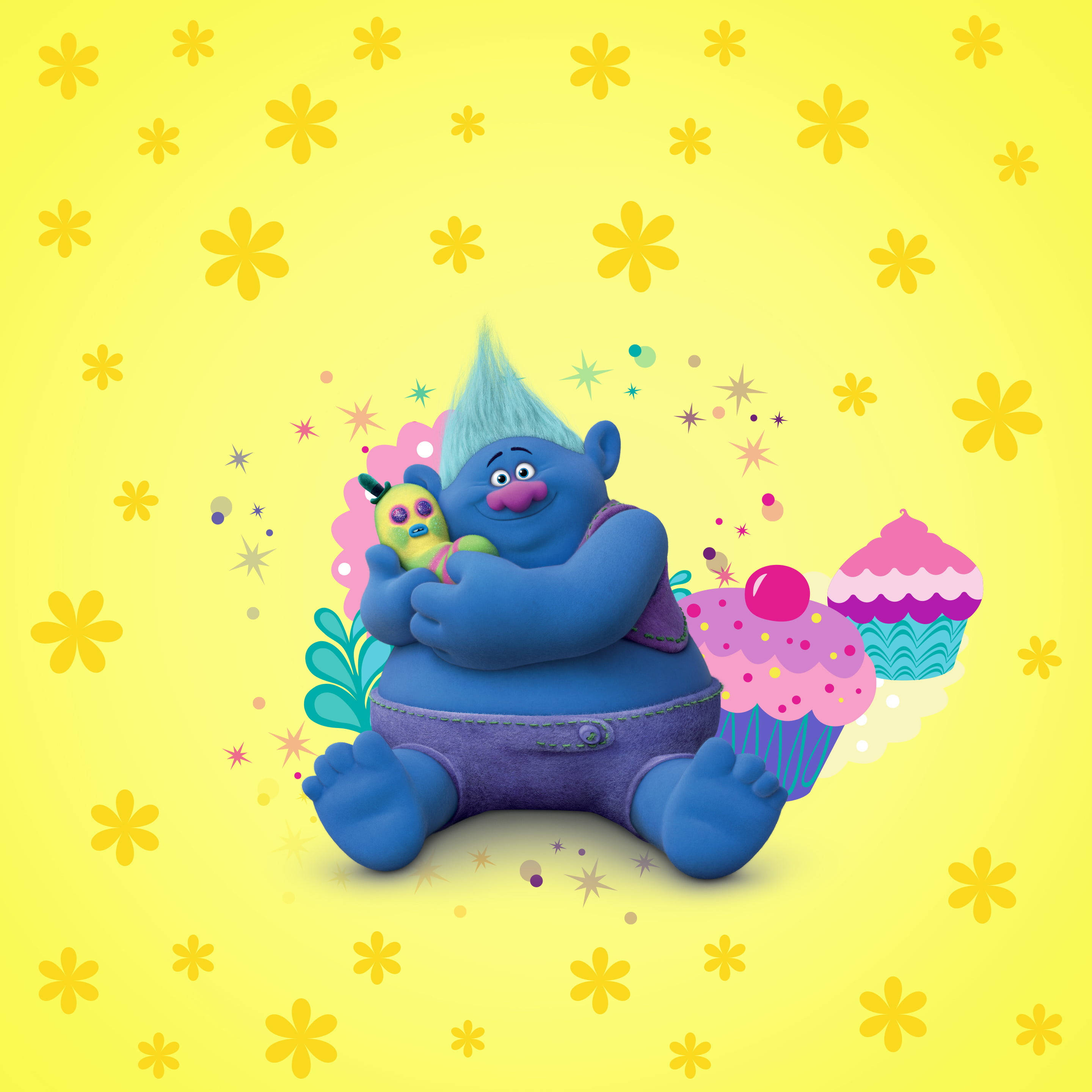 《魔髮精靈》比吉與小夥伴叮克爾斯 壁紙 — 一個藍色 troll 擁有尖刺的青綠色莫霍克髮型，開心咁坐喺度，攞住一個玩具同一個巨型杯子蛋糕，背景係鮮黃色，上面有漂浮嘅花。