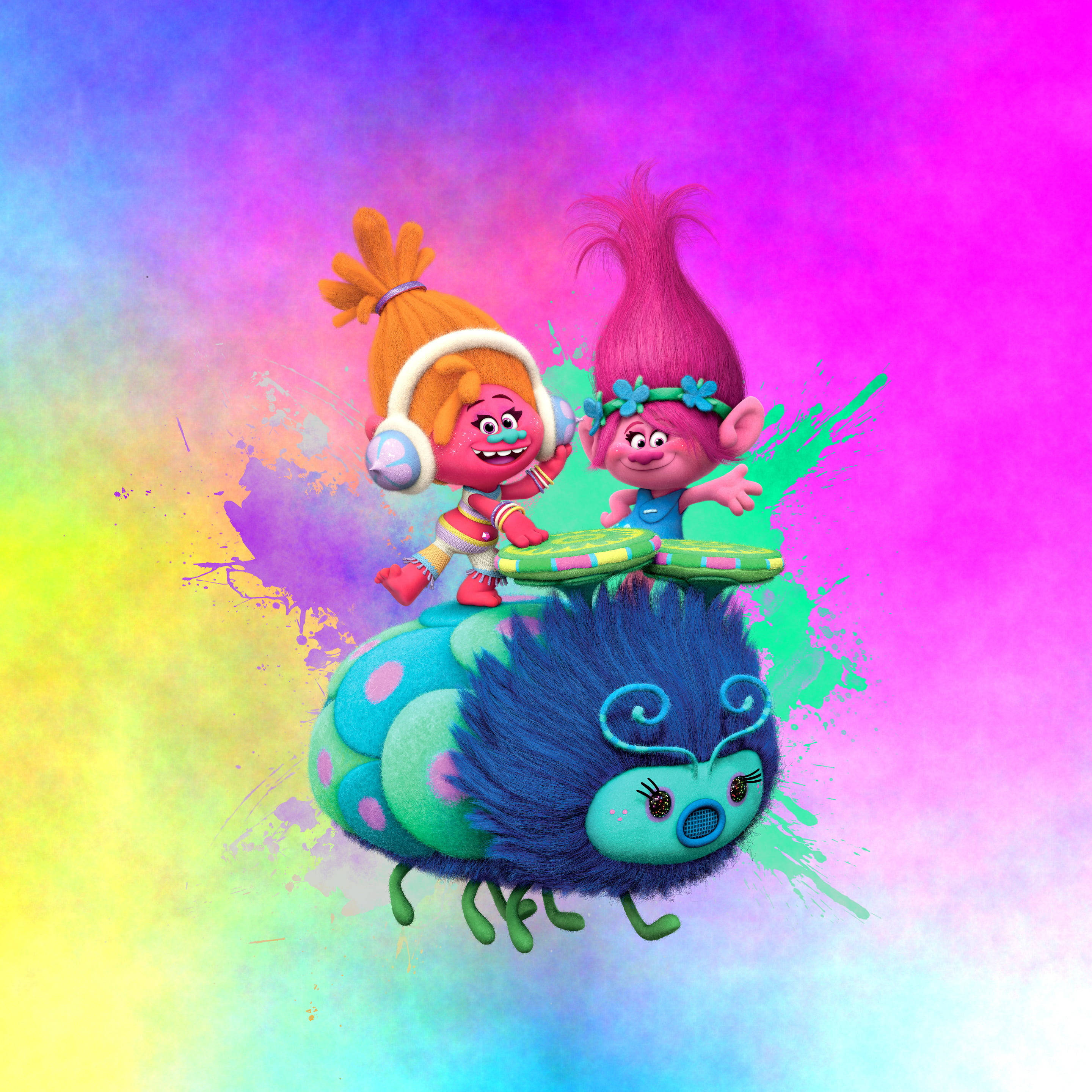 《魔髮精靈》波比與DJ蘇琪 壁紙 — 兩個快樂的巨魔角色在充滿活力的彩虹飛濺背景上愉快地騎著一隻毛茸茸的藍色生物。