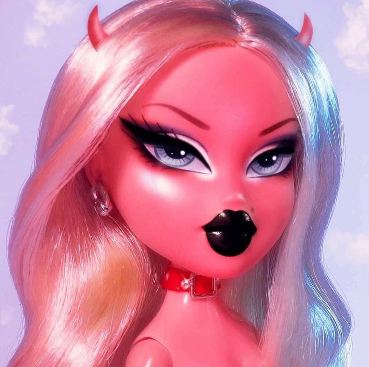 魔鬼風格Bratz娃娃美學 壁紙 — 一個風格化的玩偶，擁有粉紅色皮膚、藍色眼睛和惡魔角，在柔和粉彩天空背景下向前凝視。