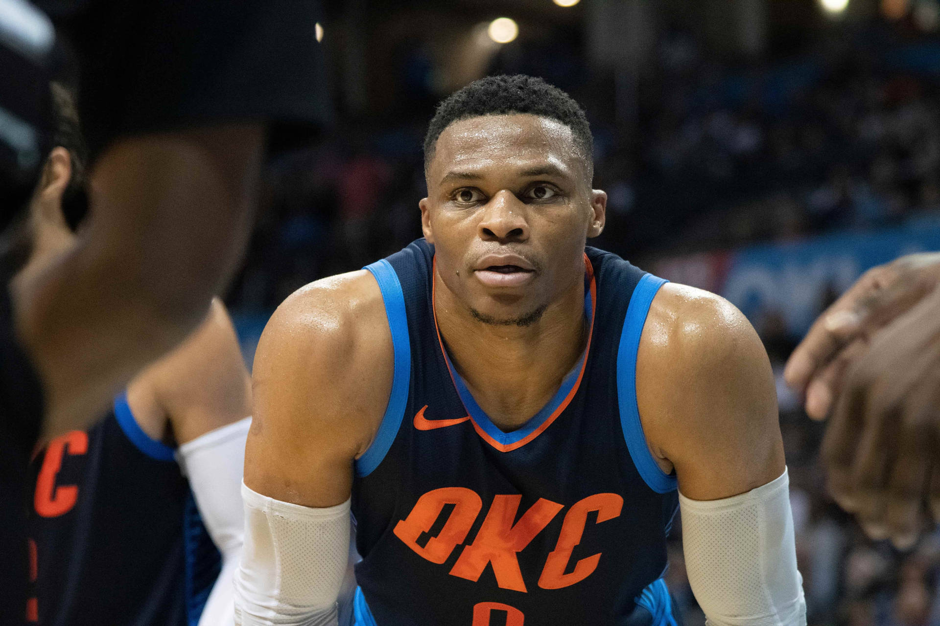 穿著OKC球衣的籃球運動員在比賽中專注