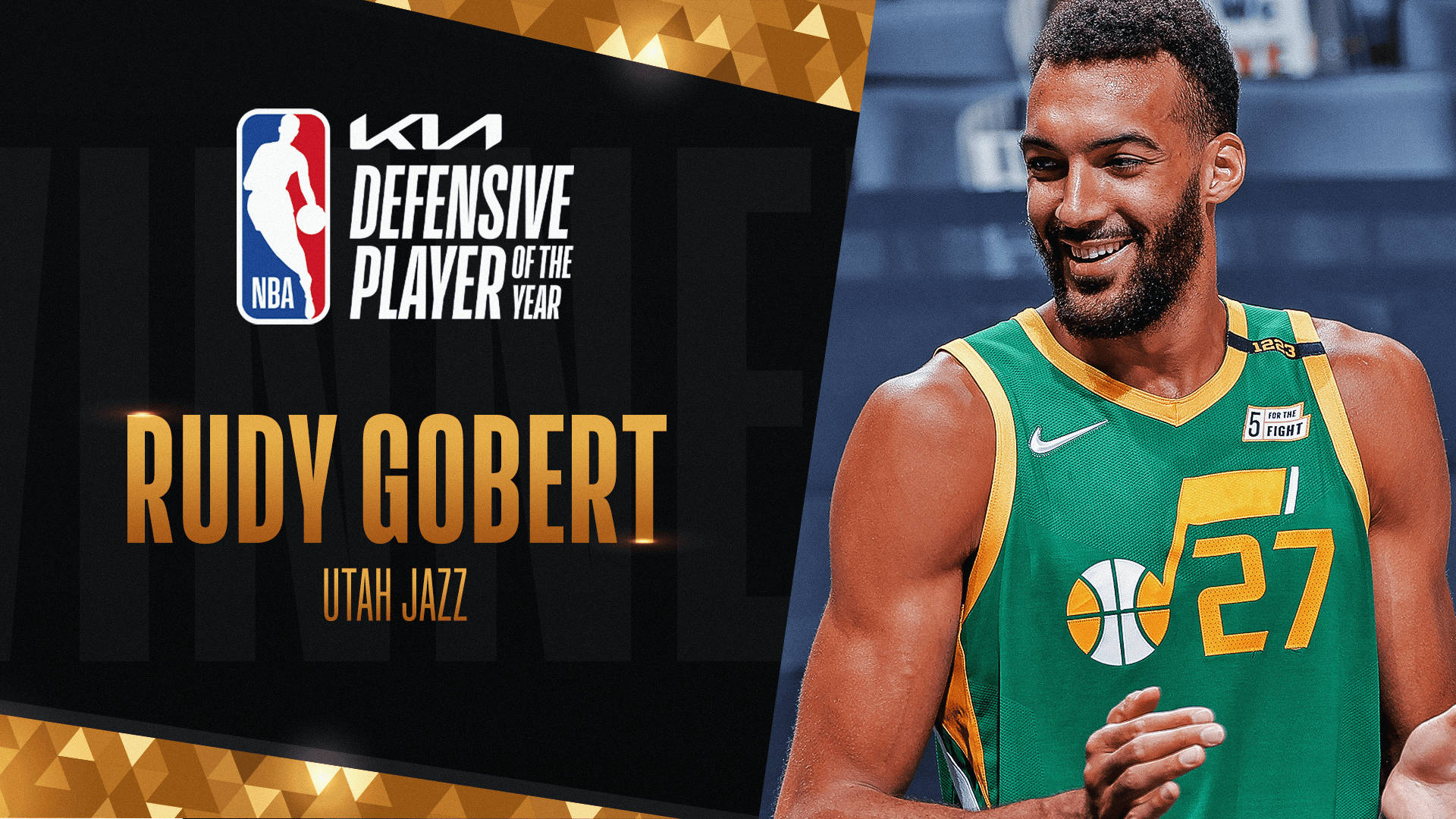 魯迪·戈貝爾防守型球員 壁紙 — Rudy Gobert 身穿綠色猶他爵士隊球衣，在NBA年度最佳防守球員獎圖形旁自豪地微笑。