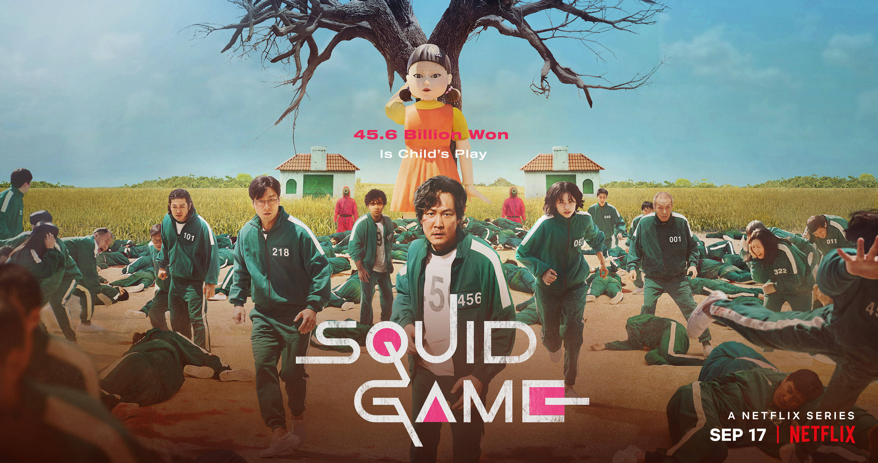 魷魚遊戲 067 Netflix 官方圖 壁紙 — 一群穿著綠色運動服的參賽者，在一個巨大的玩偶樹下跑過田野，一個帶有威脅性的玩偶在頭頂上若隱若現。