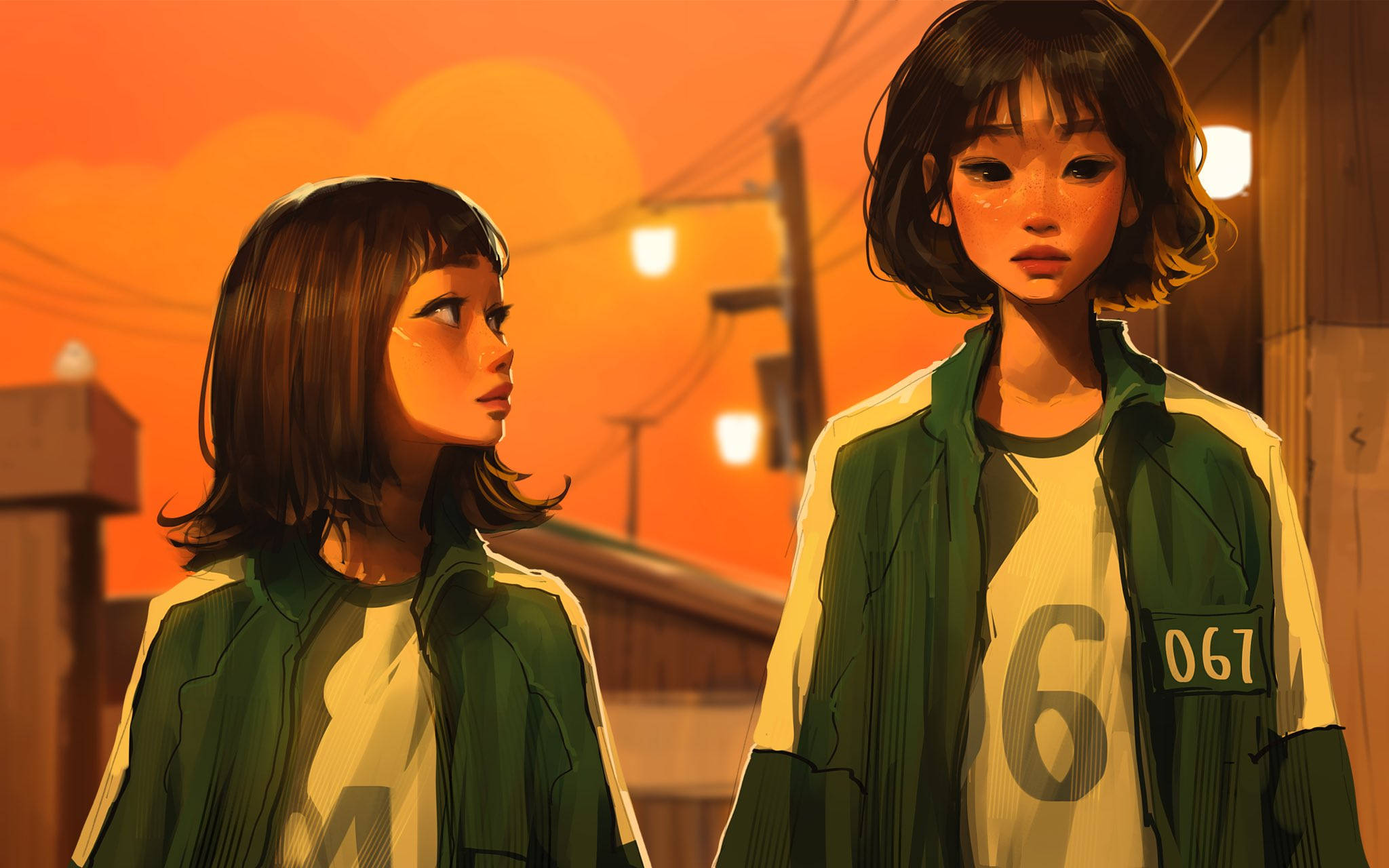 魷魚遊戲 067 日落同人圖 壁紙 — 兩個身穿有號碼綠色外套的動漫女孩，在溫暖的路燈下，背景是橙色的日落天空。