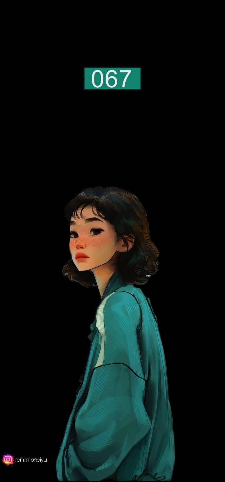 魷魚遊戲 067 號害羞同人圖 壁紙 — 一位身穿青綠色外套的年輕女性，在純黑背景上帶有綠色編號標籤，越過肩膀凝視。