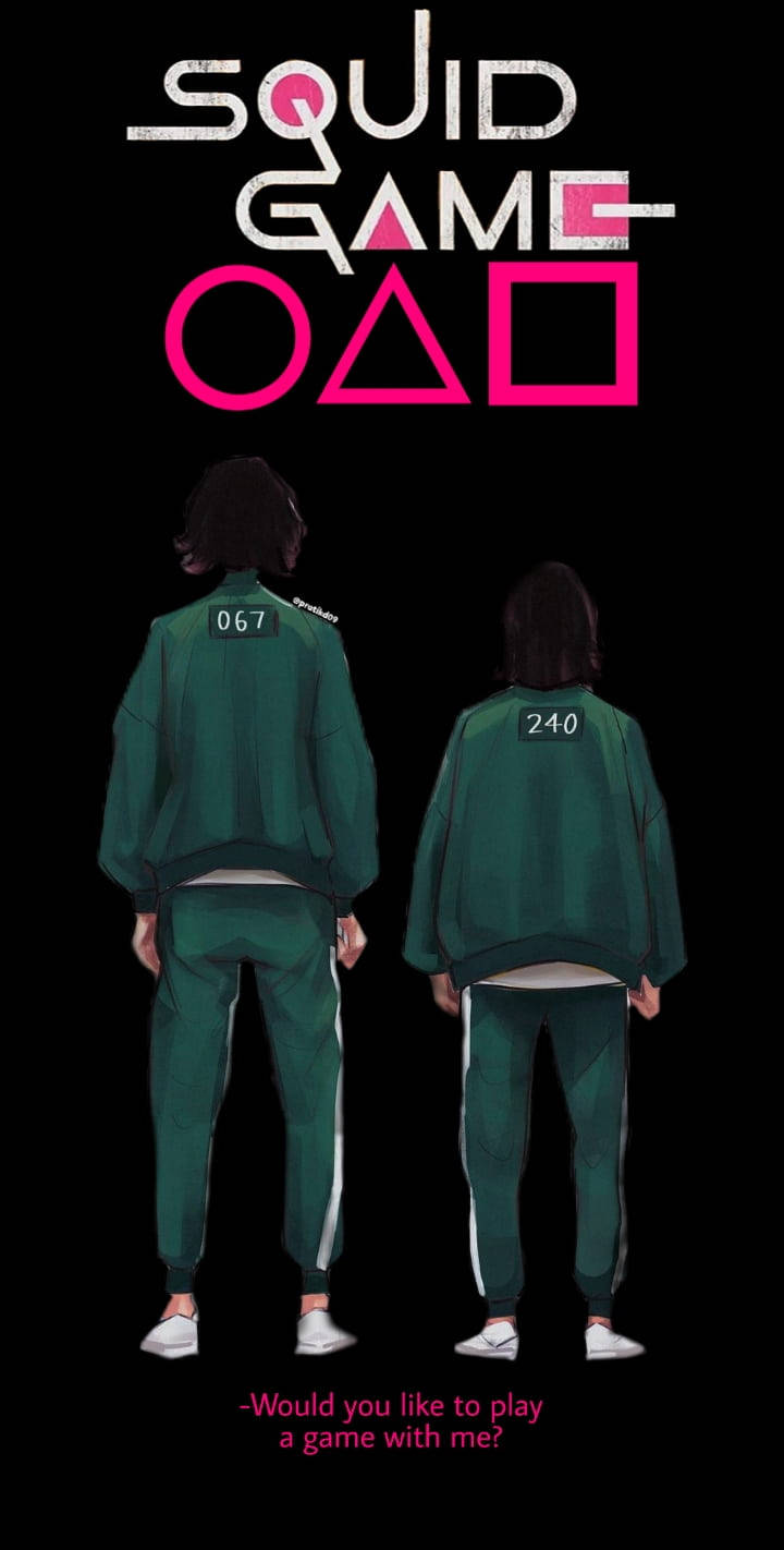 魷魚遊戲 067 號背影同人圖 壁紙 — 兩名身穿綠色號碼運動服的玩家背對背站在發光的粉紅色魷魚遊戲標誌下。