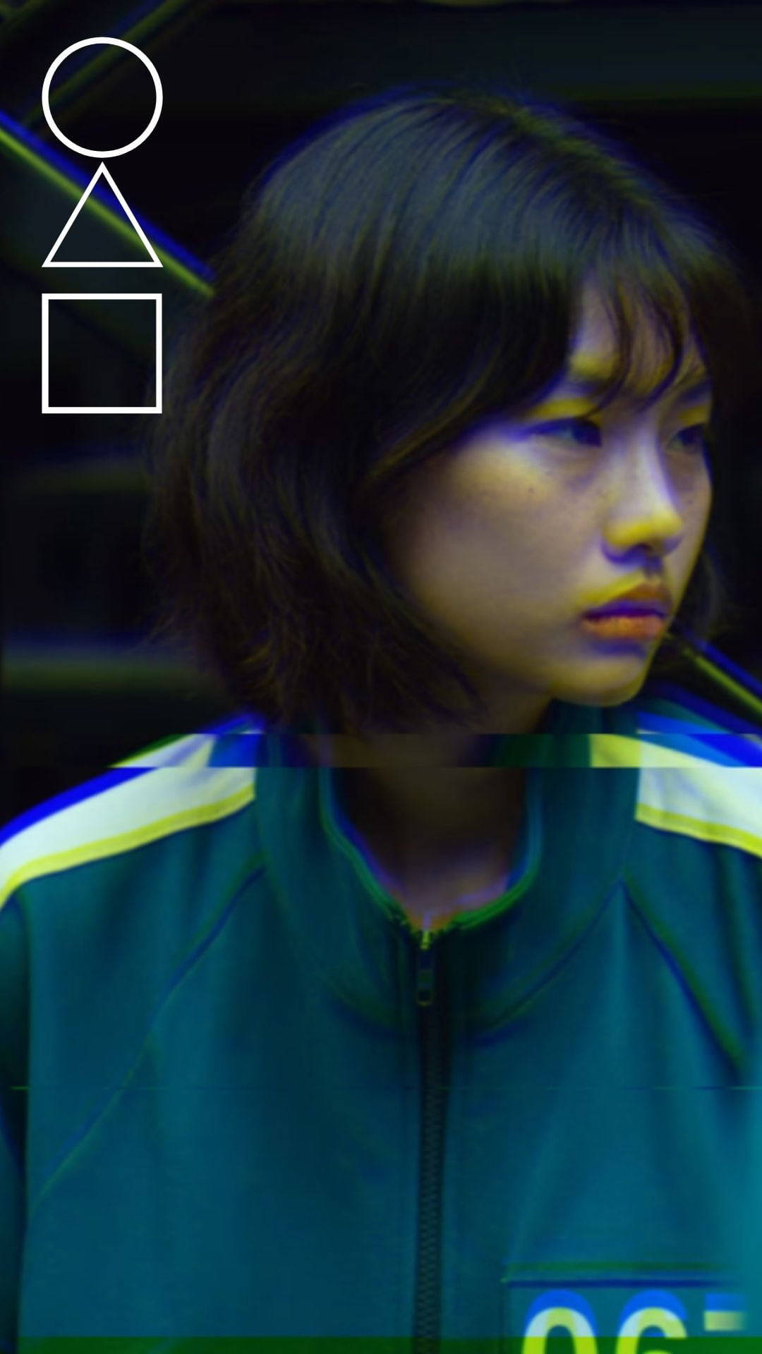 魷魚遊戲 067 電腦故障特效 壁紙 — 一位身穿青綠色運動服、帶有幾何符號的年輕女性，在黑暗的未來場景中，在霓虹藍光下發光。