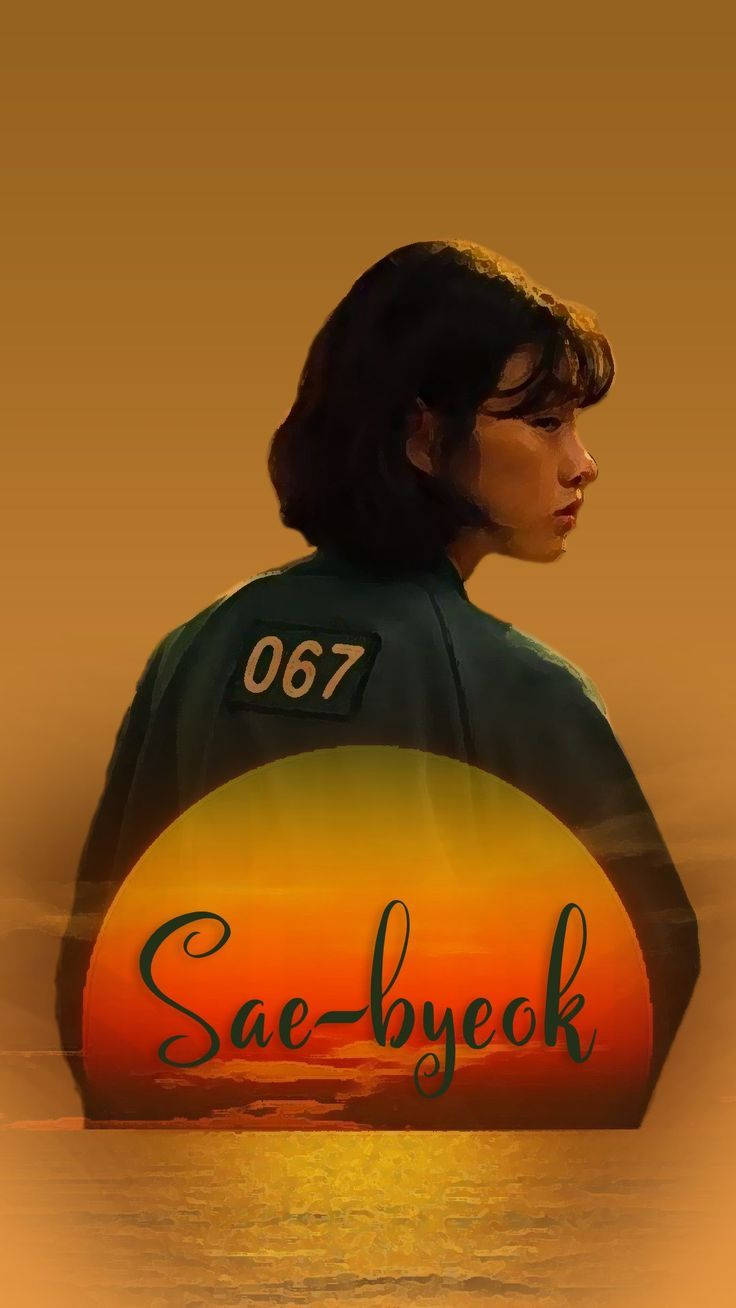 身穿綠色連身衣、背上印有067號碼的女子，面向寫有Sae-byek名字的地平線上的日落。