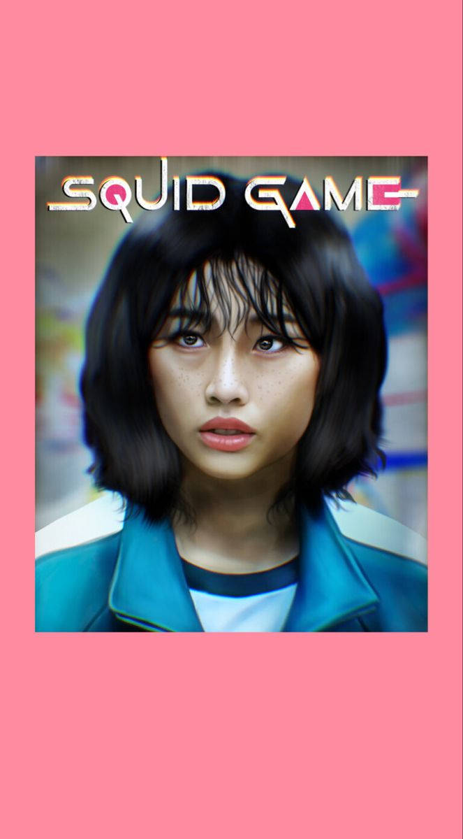 一位年輕女性，短黑髮、有雀斑，穿著帶有「SQUID GAME」文字的藍色外套。