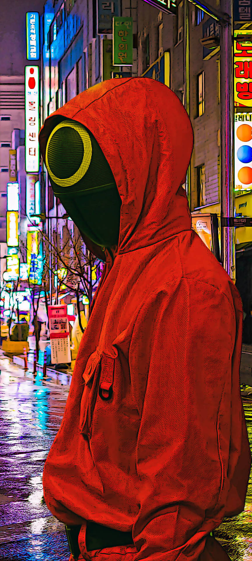 穿著紅色連帽外套戴著發光面具的人，在夜晚雨水濕滑的霓虹城市街道上
