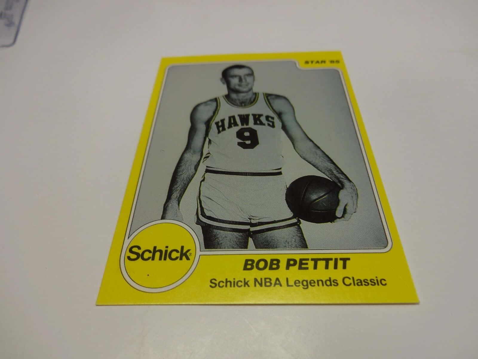 復古Schick NBA Legends Classic球星卡，Bob Pettit手持籃球。