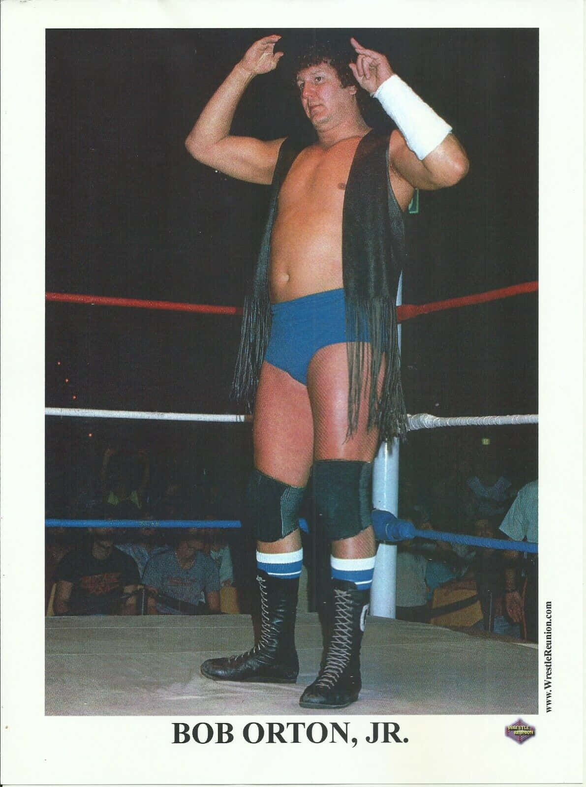 摔角手 Bob Orton Jr. 在擂台上舉臂擺姿勢。