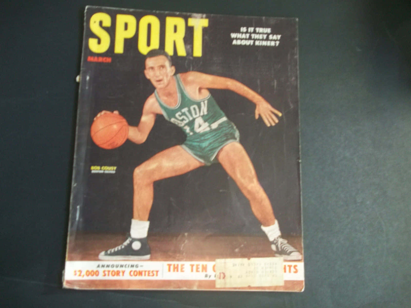 鮑勃·庫西體育雜誌 壁紙 — 復古SPORT雜誌封面，展示身穿綠色波士頓塞爾特人球衣的籃球運動員Bob Cousy在深色背景下運球。