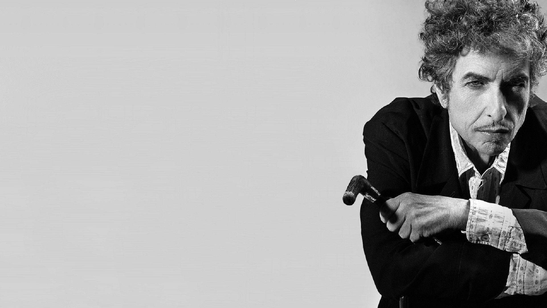 Bob Dylan 喺黑白攝影棚肖像中揸住一個鎚仔。