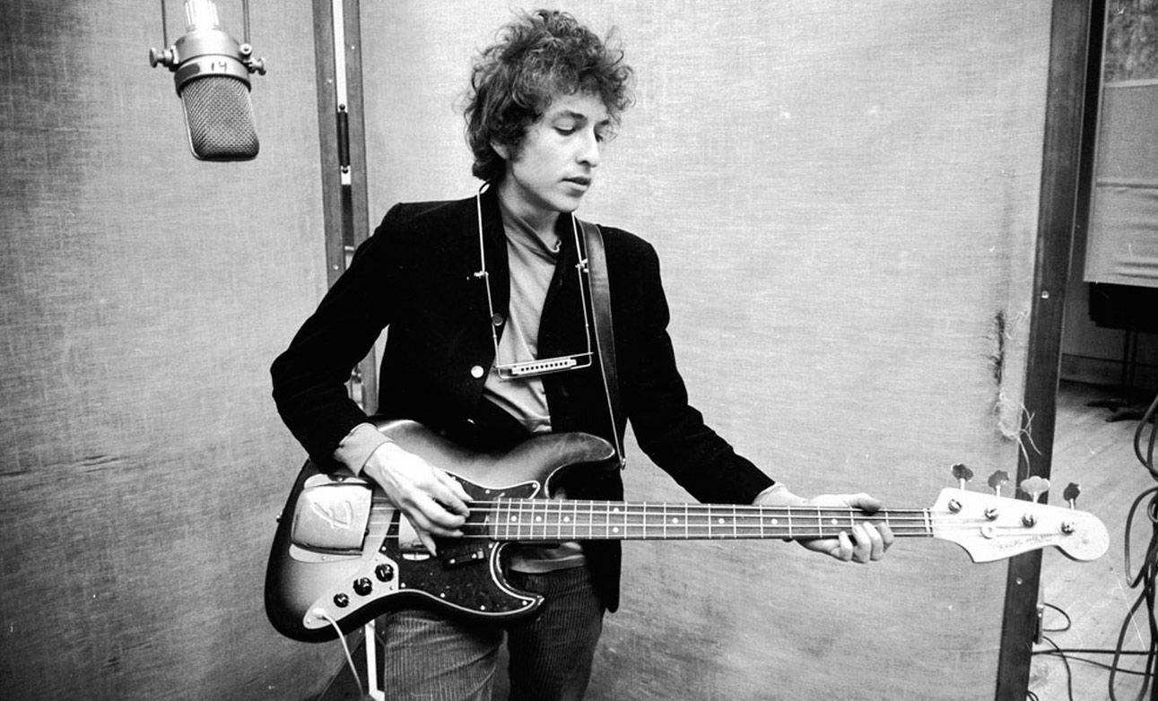 Bob Dylan 在錄音室彈奏低音結他。
