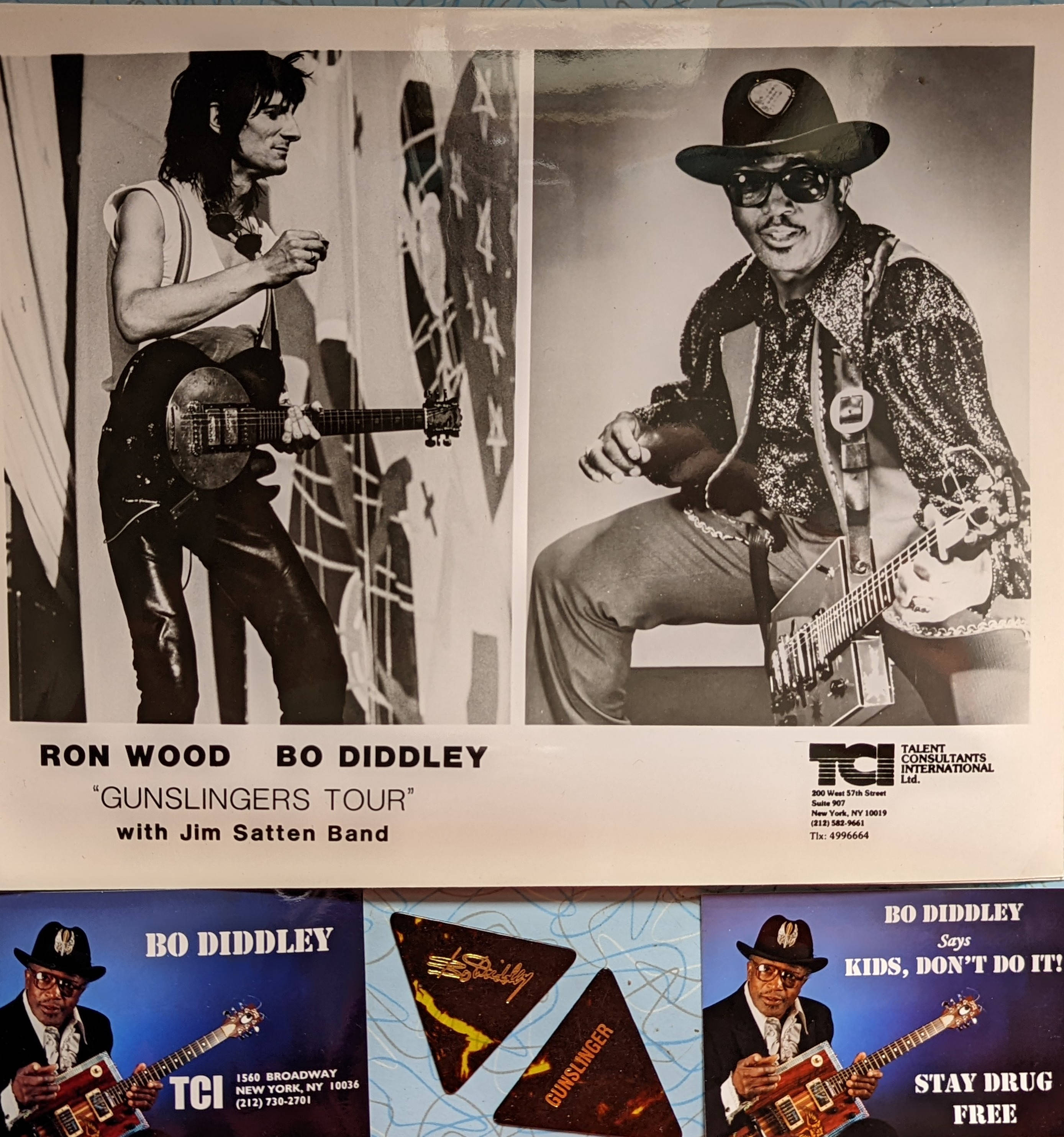 鮑勃·迪德利《Gunslingers巡迴演唱會》海報 壁紙 — 音樂家Ron Wood和Bo Diddley手持結他的黑白宣傳照片，下方有巡演文字和廣告。