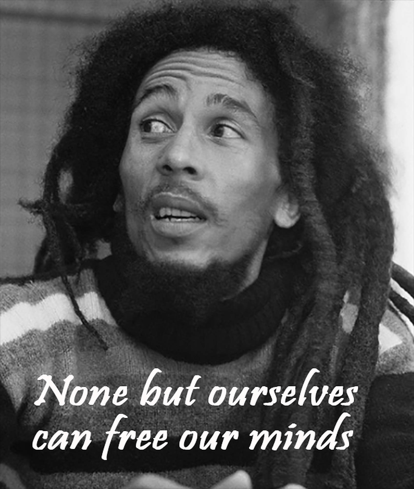 鮑勃·馬利「唯有自己能解放心靈」名言 壁紙 — Bob Marley 向上望的黑白肖像，帶有文字疊加，內容為「除了我們自己，沒有人能解放我們的思想」。