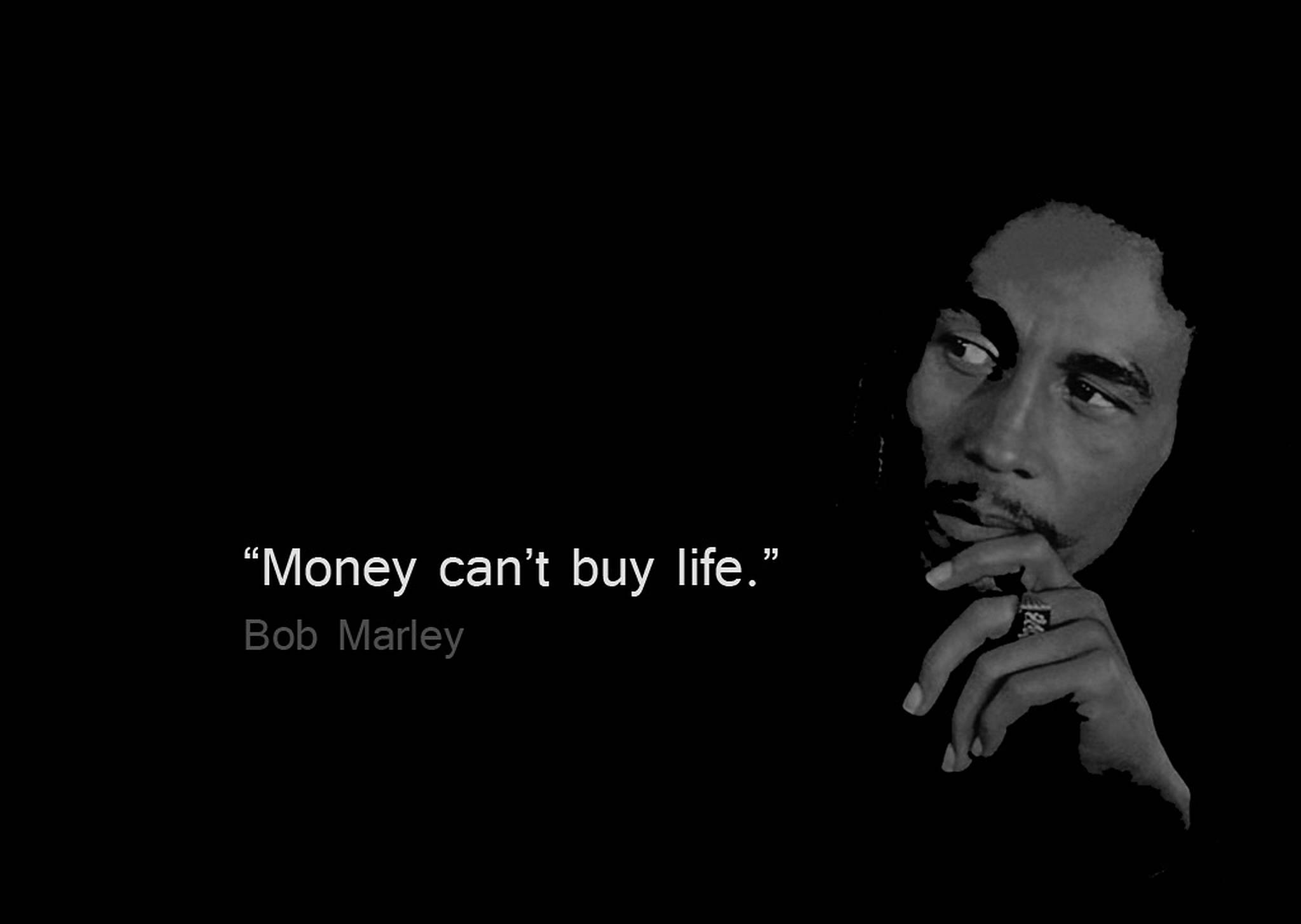 鮑勃·馬利「錢」名言 壁紙 — Bob Marley 以黑白風格呈現於深色背景，附有其名言金錢買不到生命。