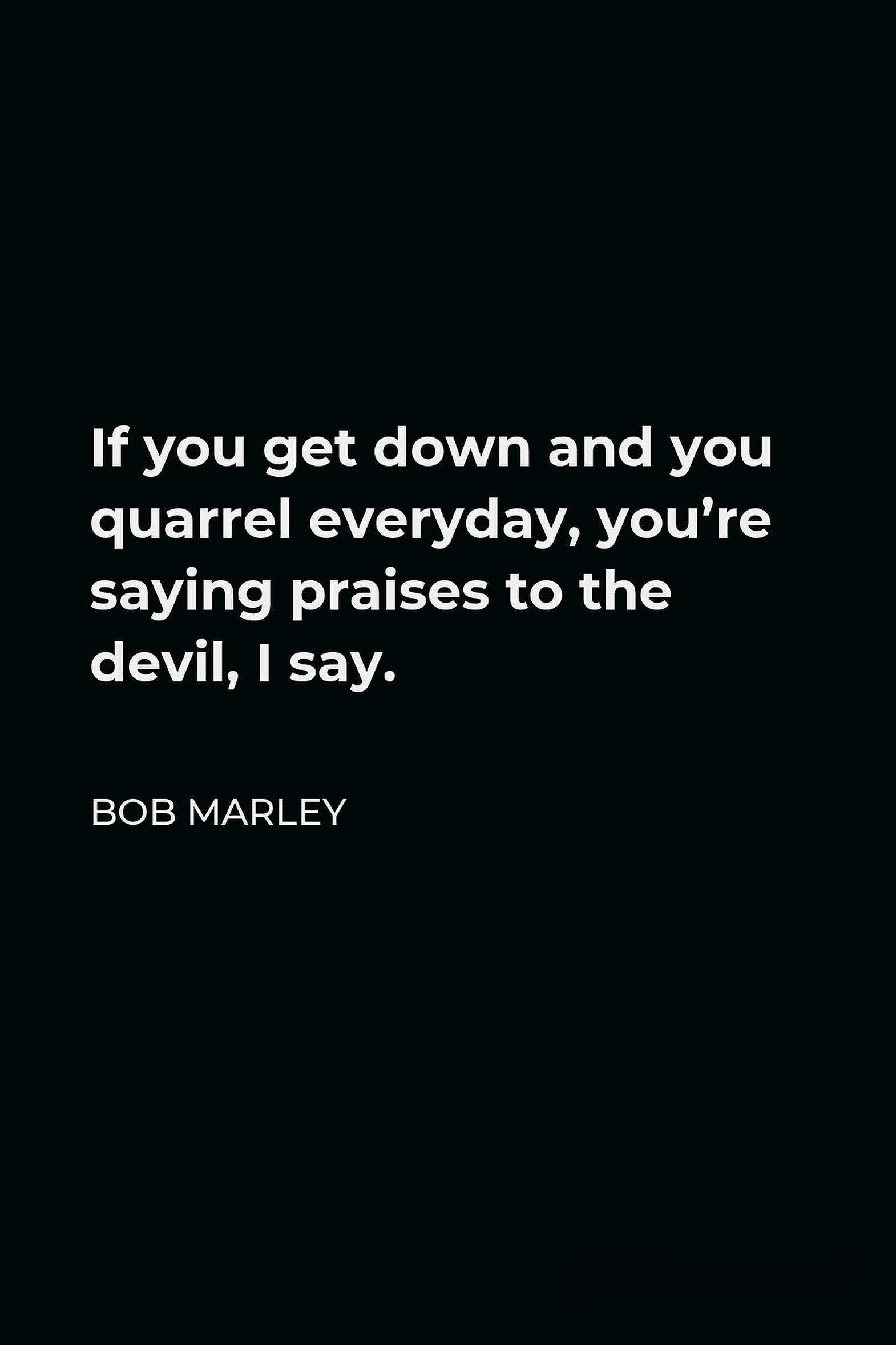 鮑勃·馬利動人名言 壁紙 — 黑色背景上的白色文字顯示了 Bob Marley 關於爭吵和讚美魔鬼的名言。