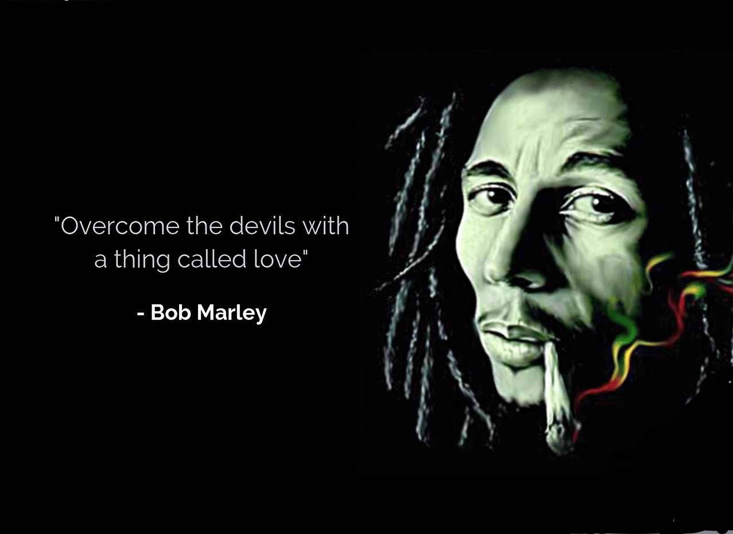 鮑勃·馬利抽煙金句壁紙 壁紙 — Bob Marley 肖像，帶有以拉斯塔法里顏色旋轉的煙霧，旁邊是關於愛戰勝邪惡的名言。