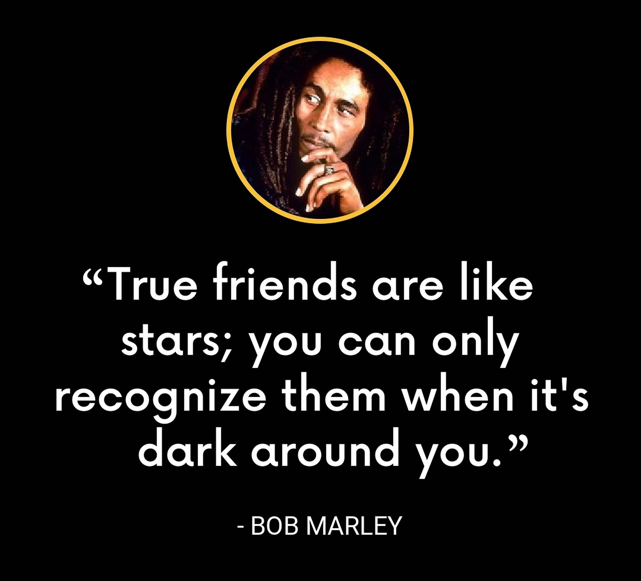 鮑勃·馬利朋友名言 壁紙 — 黑色背景上有一個圓形的 Bob Marley 肖像，帶有金色邊框，下方有白色文字引用他的名言。