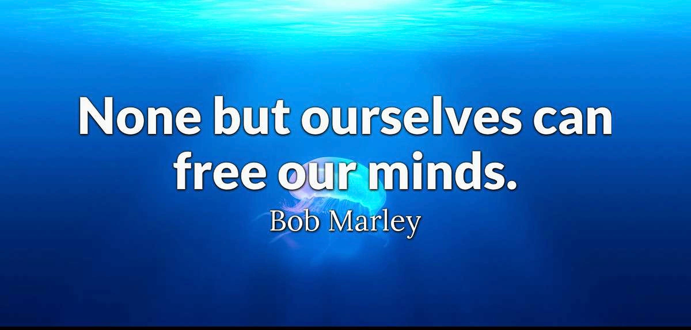 鮑勃·馬利海洋背景名言 壁紙 — 水下場景，發光水母和Bob Marley的文字引言，背景是藍色海洋深處。