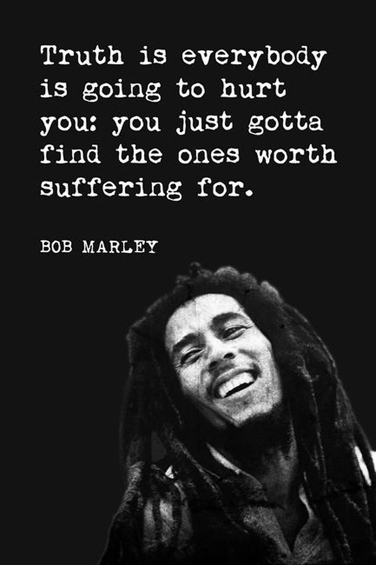 鮑勃·馬利激勵金句壁紙 壁紙 — Bob Marley 微笑的黑白肖像，上方有振奮人心的引言文字。