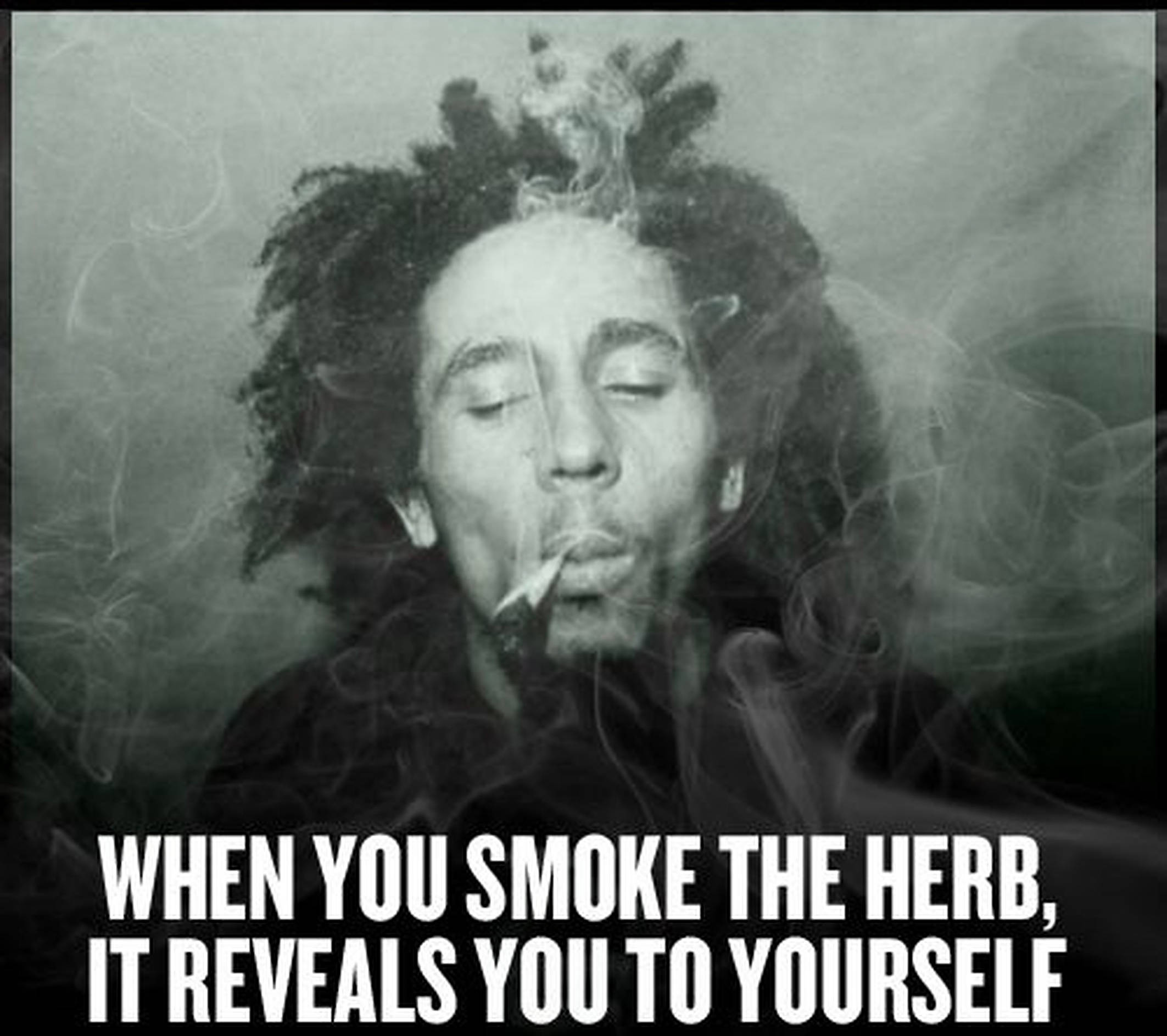 鮑勃·馬利煙草金句壁紙 壁紙 — 一張黑白肖像，Bob Marley 閉著眼睛呼出煙霧，周圍環繞著旋轉的蒸氣。