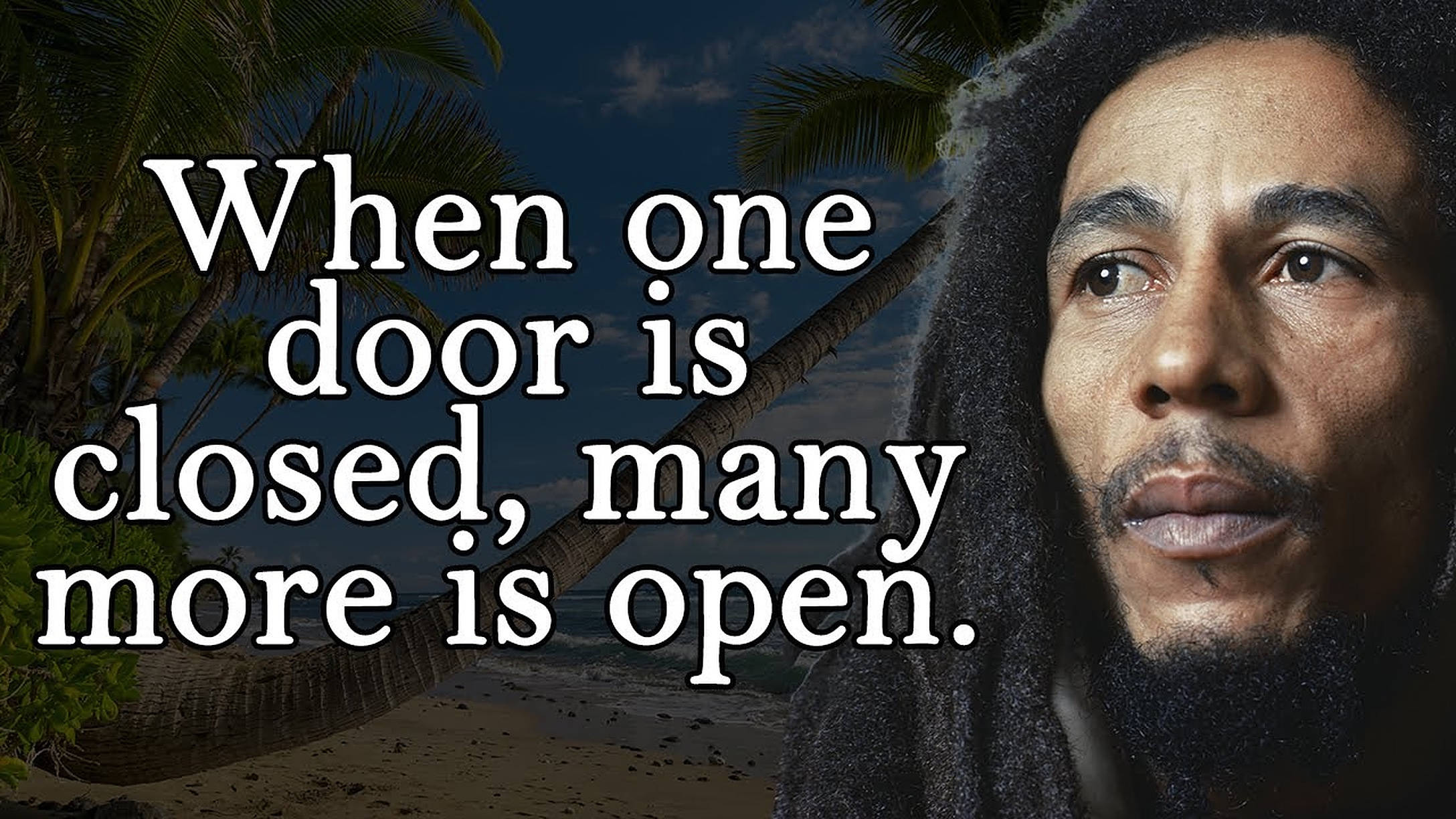 鮑勃·馬利門扉金句壁紙 壁紙 — Bob Marley 在熱帶海灘背景襯托下，伴隨著棕櫚樹和啟發性文字疊加，若有所思地凝視著。