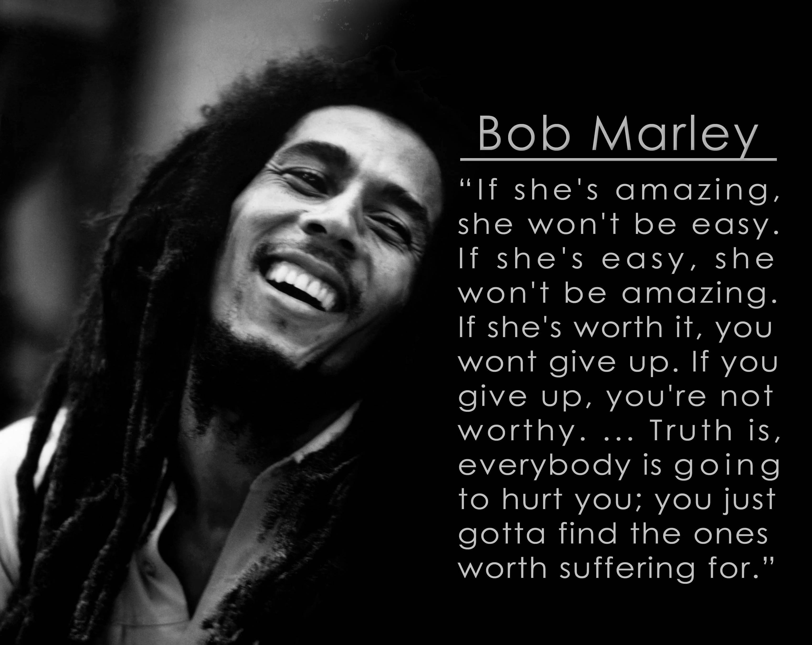 鮑勃·馬利關於值得的金句 壁紙 — Bob Marley 嘅黑白肖像，佢咧嘴而笑，上面疊加咗佢關於愛同值得嘅名言。