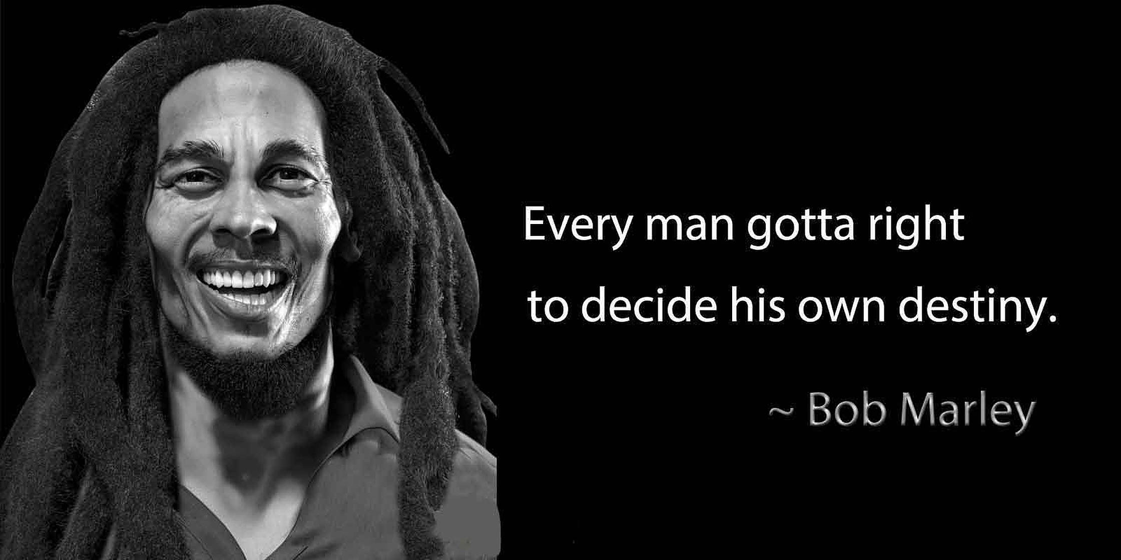 鮑勃·馬利關於命運的金句 壁紙 — Bob Marley 嘅黑白肖像，喺深色背景上咧嘴而笑，並附有文字引述。