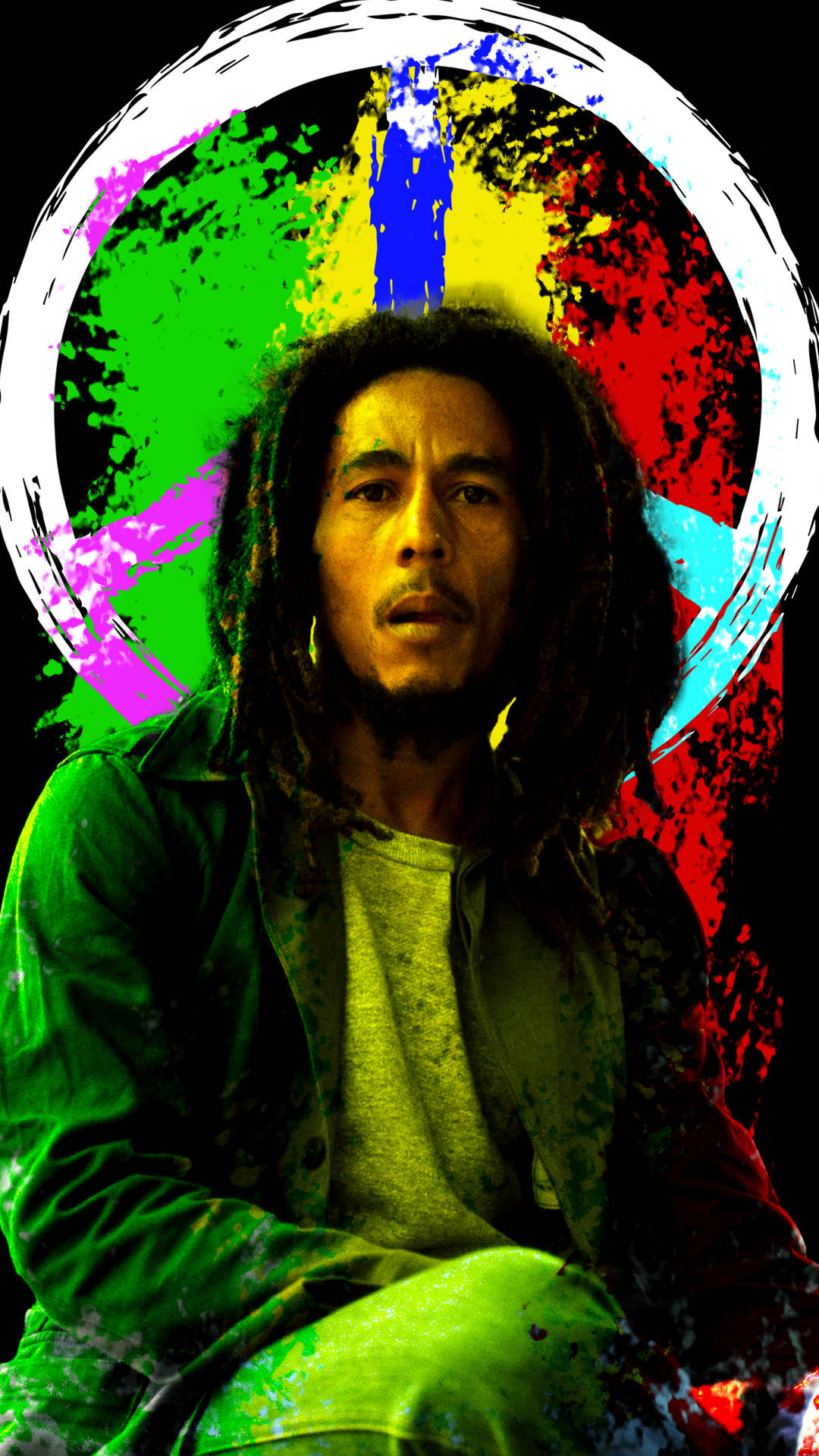Bob Marley 留著辮子頭，站在色彩繽紛的和平標誌圖案前。