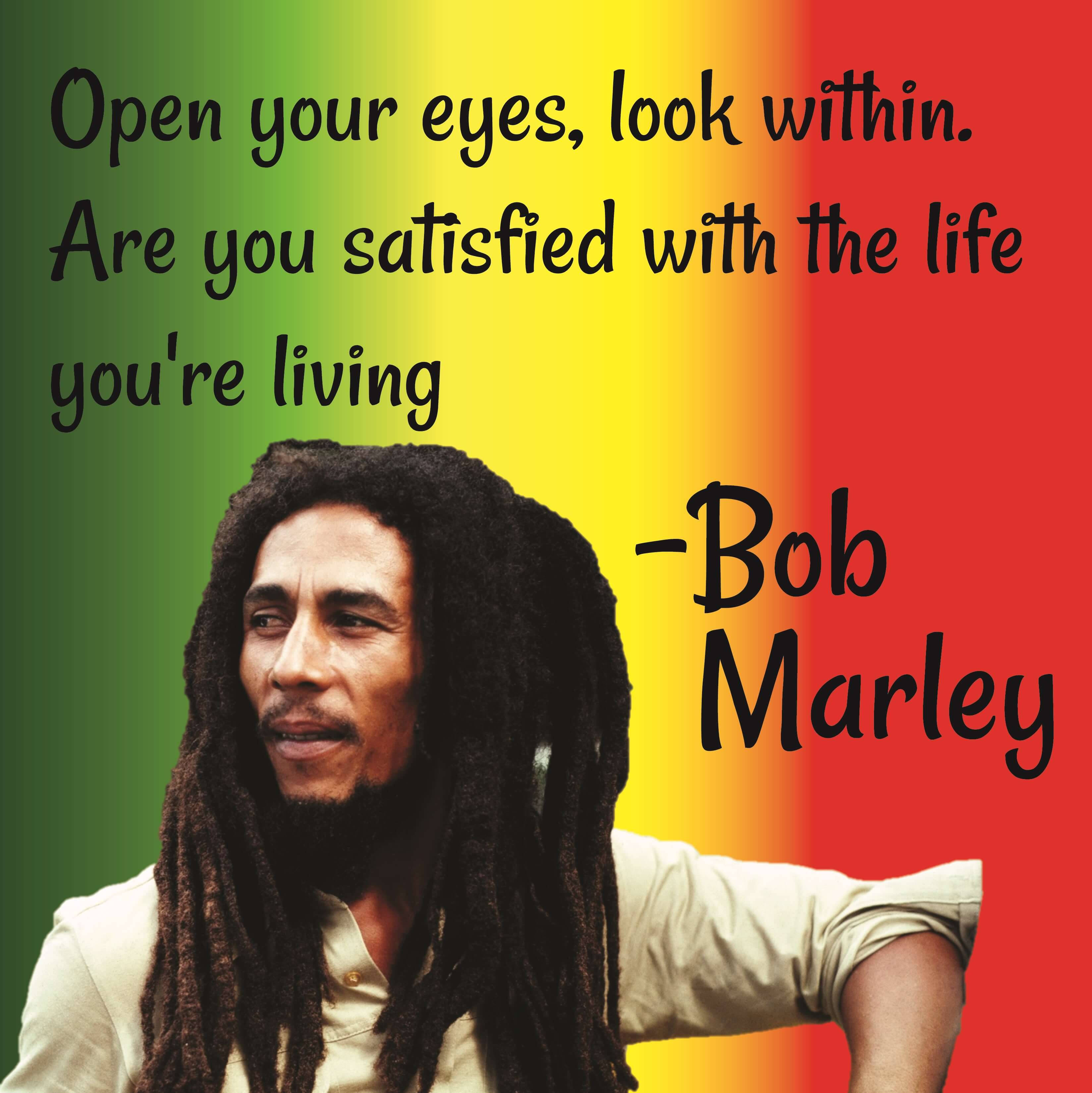 鮑勃·馬利雷鬼金句 壁紙 — Bob Marley 在充滿活力的拉斯塔法里旗幟背景下，帶著啟發性的引言文字沉思地凝視。