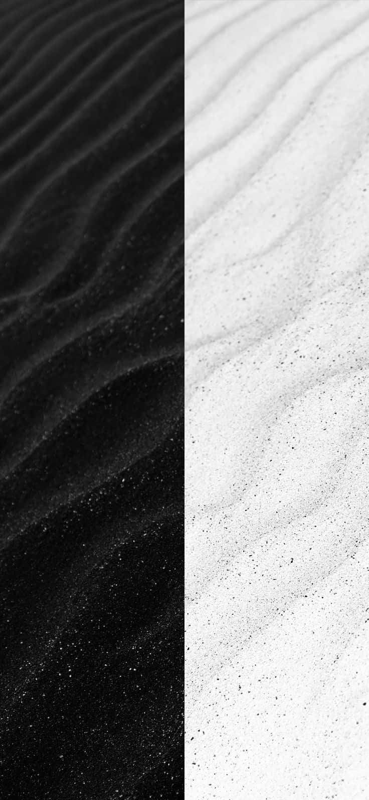 Half Black Half White 桌布 壁紙 — 鮮明的垂直分割顯示左側深色紋理沙和右側淺色紋理沙。