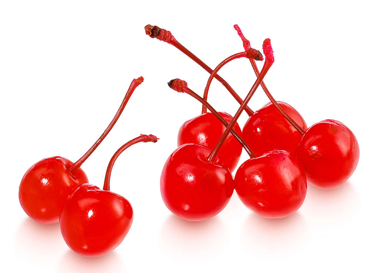 Red Cherries 桌布 壁紙 — 鮮紅光澤的櫻桃帶莖，聚集在潔白背景上。