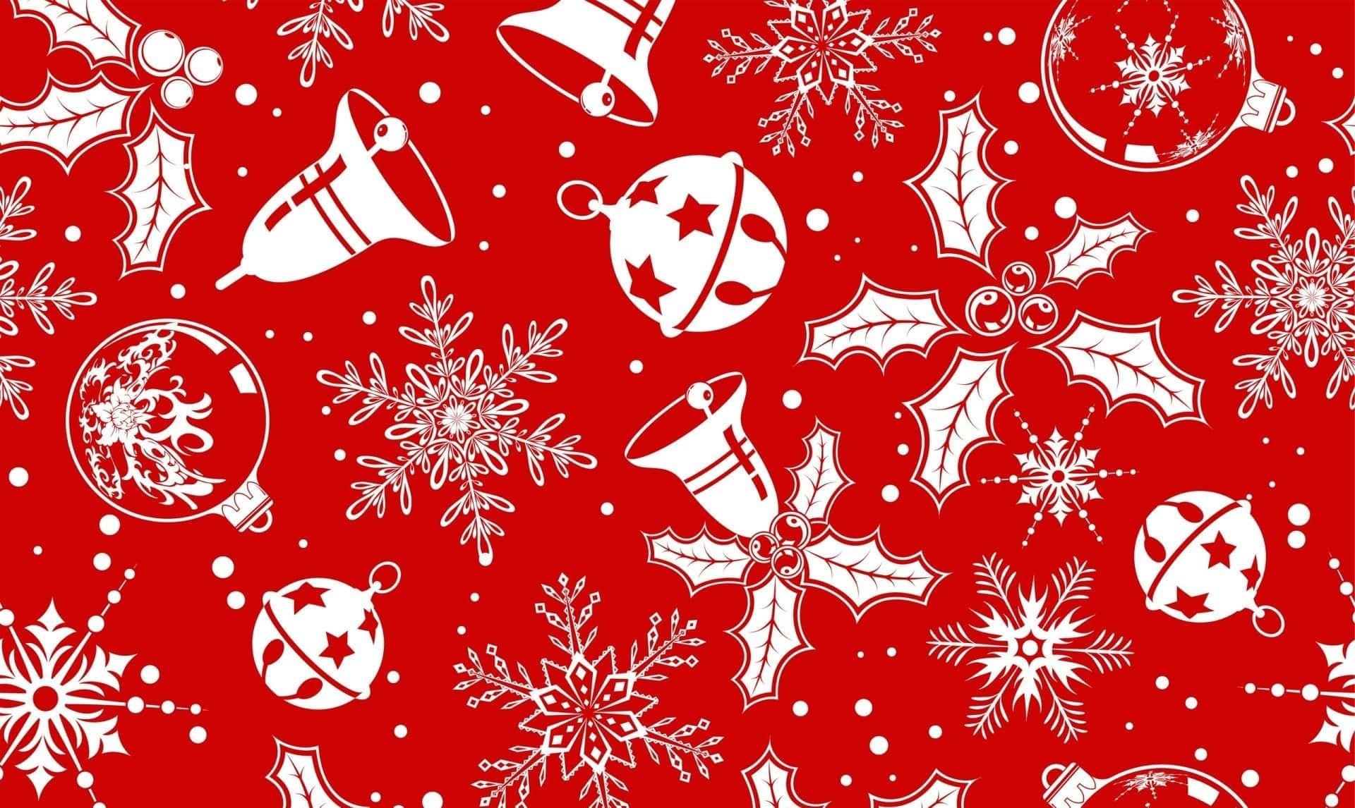 Red Aesthetic Christmas 桌布 壁紙 — 鮮紅色牆紙，飾有白色聖誕裝飾品、雪花、冬青和鈴鐺，呈現節日重複圖案。