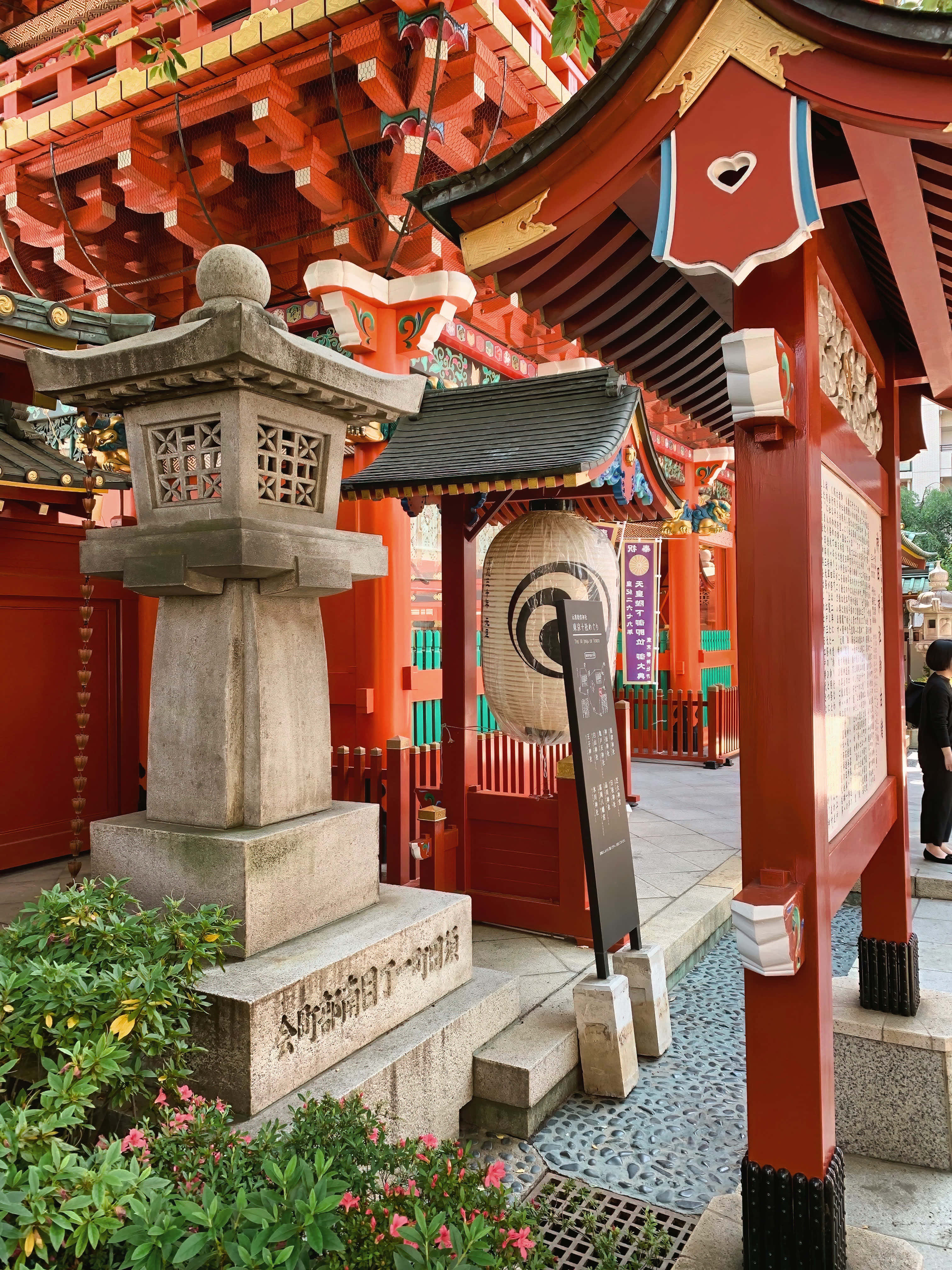 Shinto 桌布 壁紙 — 鮮紅色的鳥居和石燈籠環繞著一個寧靜的日本神社庭院，盛開著粉紅色的花朵。