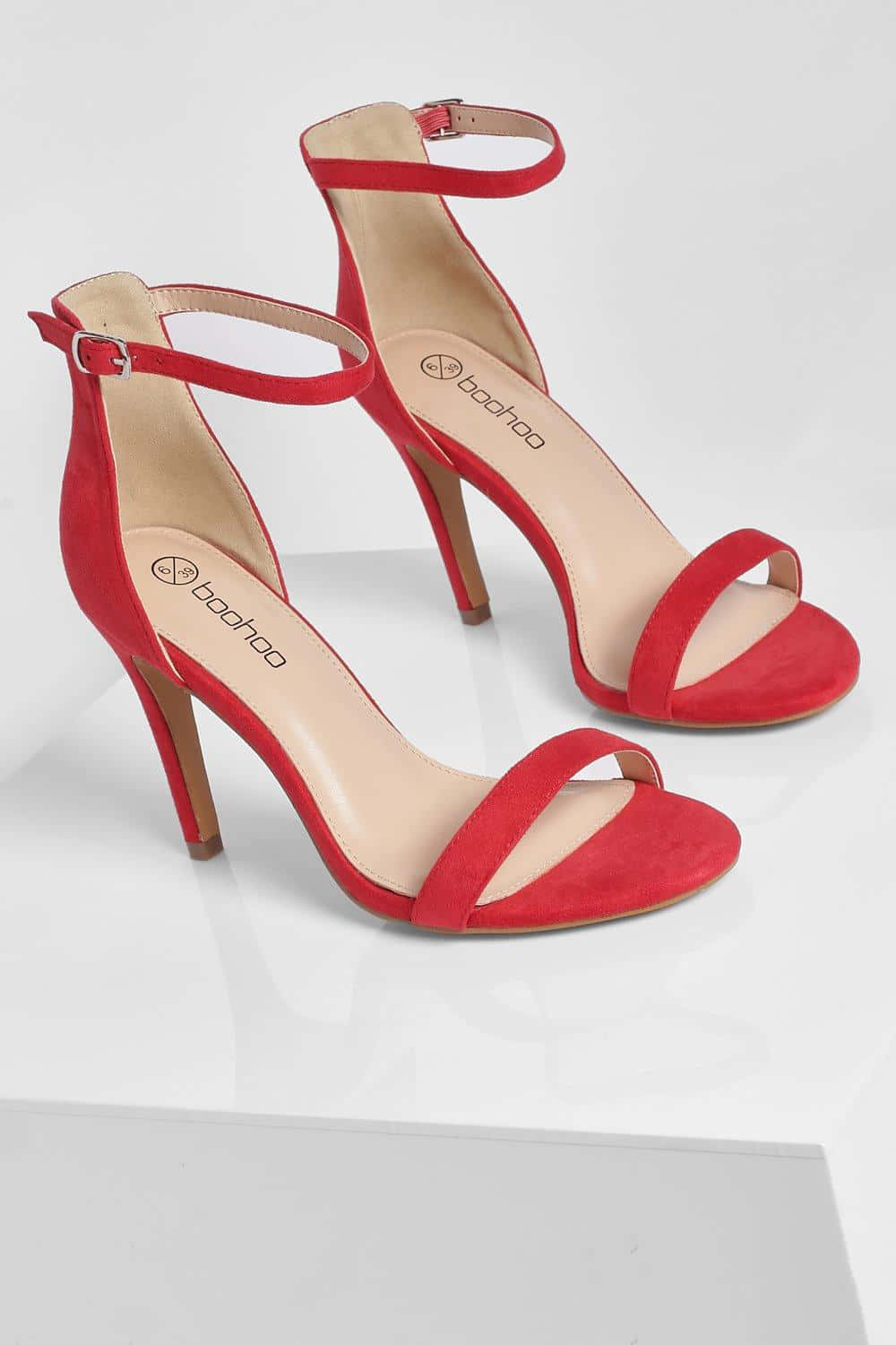 Red High Heels 桌布 壁紙 — 鮮紅色麂皮踝帶高跟鞋，配以纖幼細跟，展示於白色反光表面上。