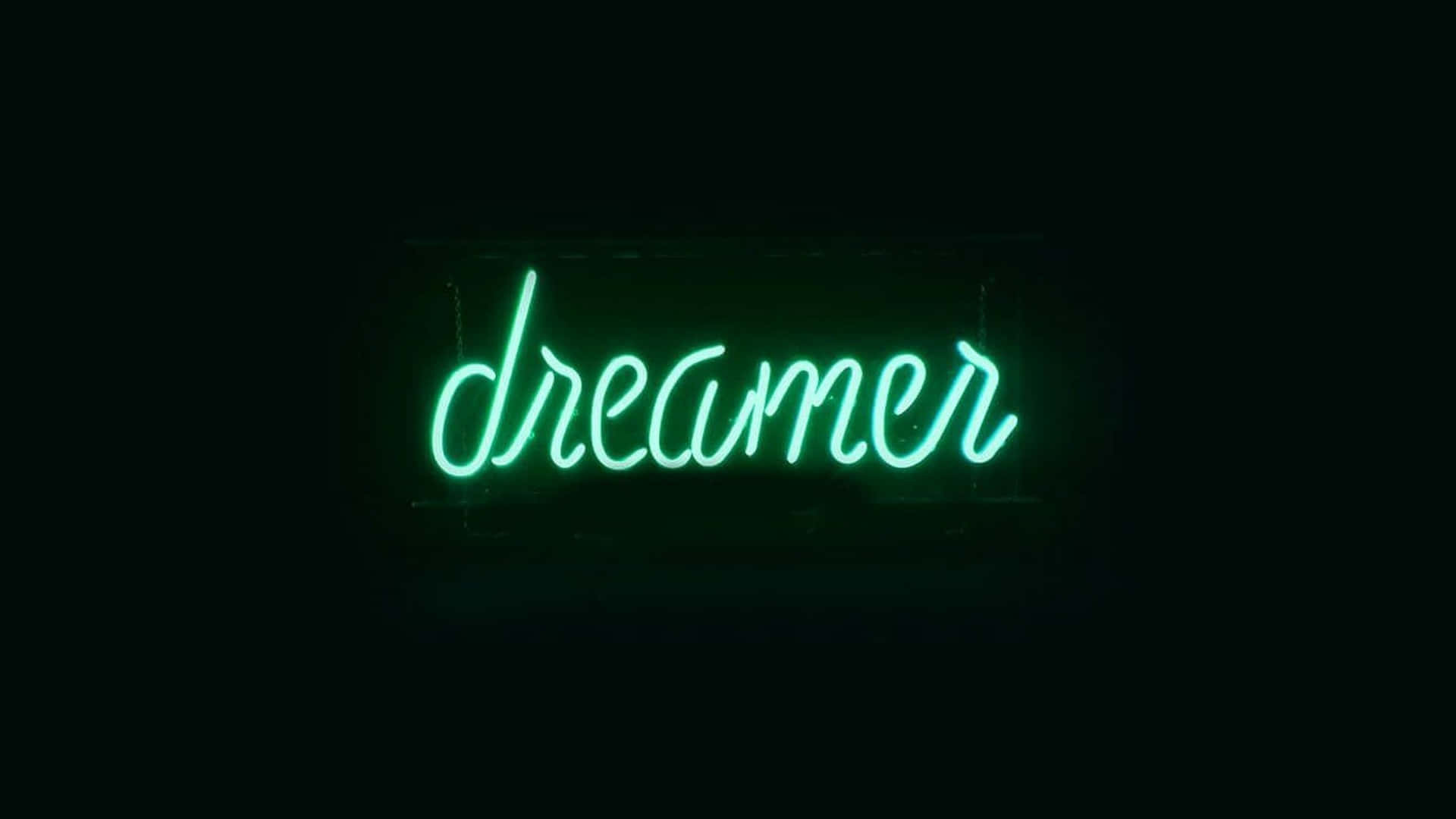 一個發光的綠色霓虹燈牌，在黑色背景上顯示dreamer。