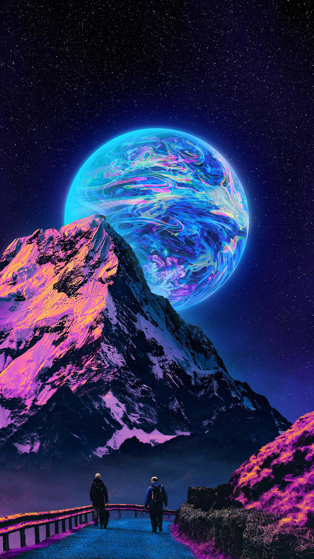 兩人在夜間一座積雪的山峰上方，一個巨大的彩色星球之下，行走在一條發光的小徑上。